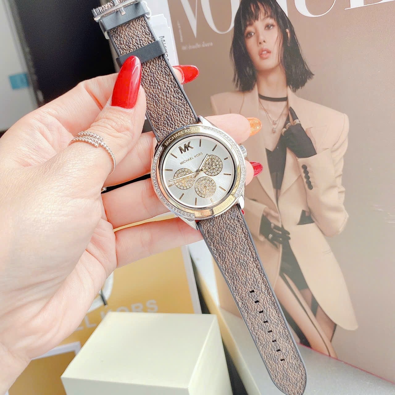 Đồng Hồ Michael Kors Jessa |Unisex |Demi Vàng |Dây Silicone Nâu Bọc Da |Máy Pin (Quartz) |Size 40mm |donghogiatot.vn