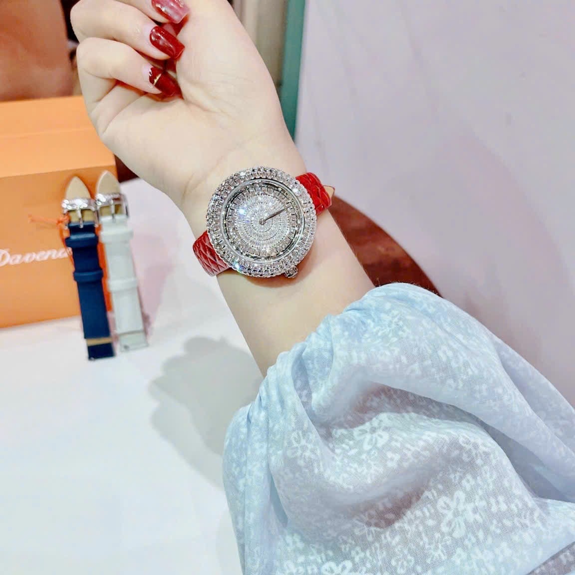 Đồng Hồ Davena Mặt Xoay |Nữ Giới |Full Đá Trắng Silver |Dây Da Đỏ |Máy Pin (Quartz) |Size 39mm |donghogiatot.vn