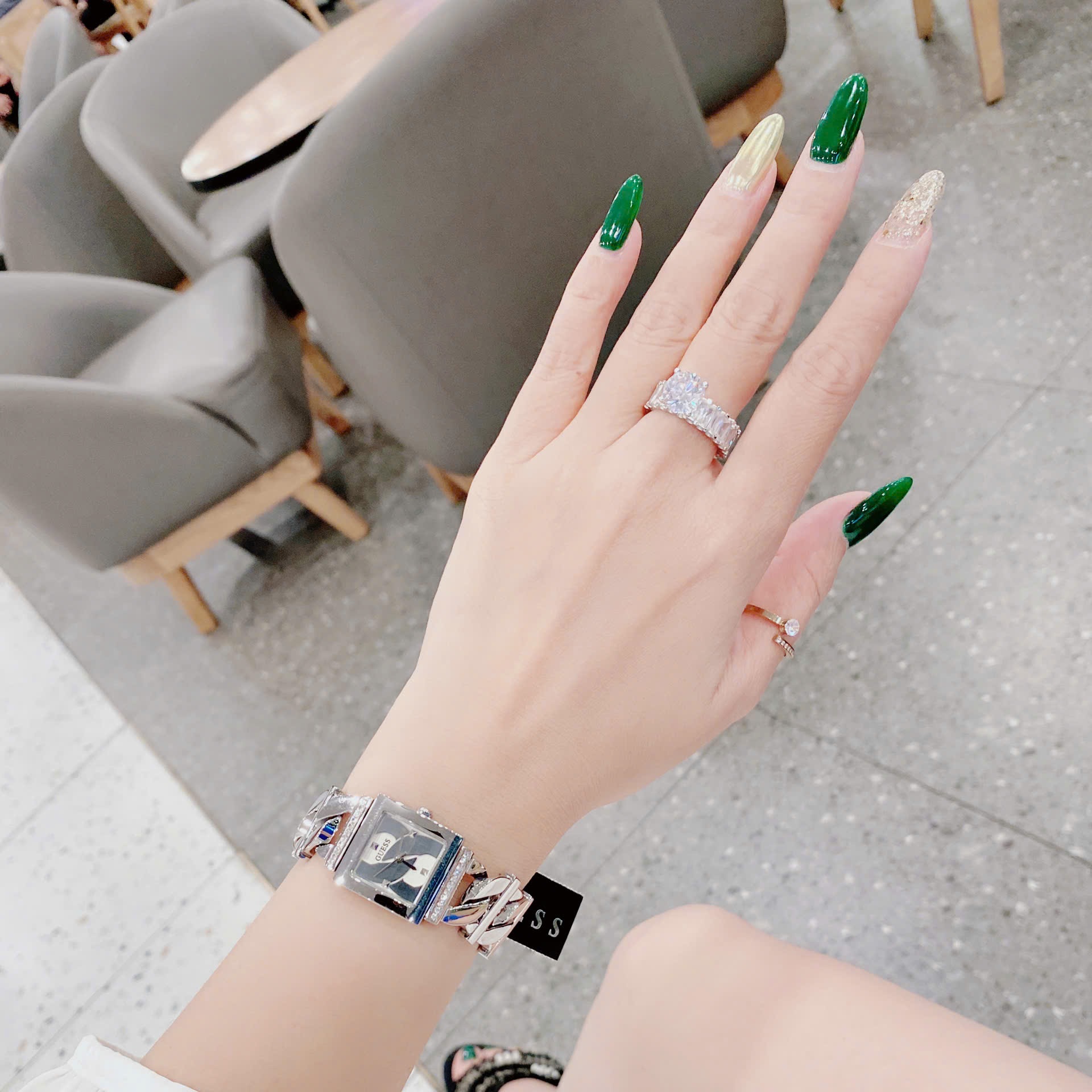 Đồng Hồ Guess Mặt Vuông |Nữ Giới |Đính Đá |Dây Mắt Xích Trắng Silver |Máy Pin (Quartz) |Size 21mm |donghogiatot.vn