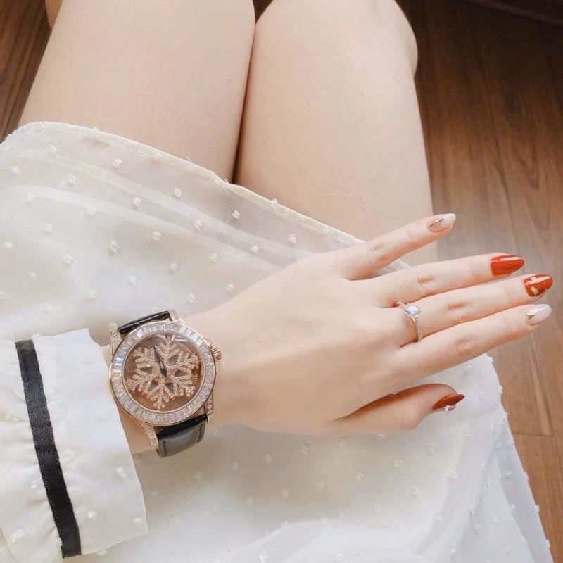 Đồng Hồ Davena Hoa Tuyết Xoay |Nữ Giới |Đính Đá Rose Gold |Dây Da Đen |Máy Pin (Máy Quartz) |Size 39mm |donghogiatot.vn