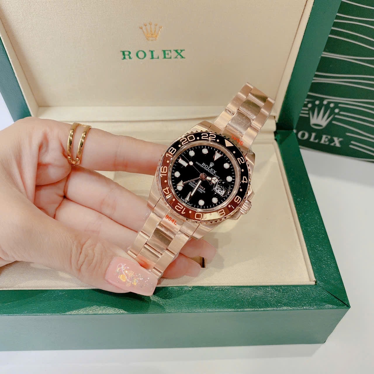 Đồng Hồ Rolex GMT Master II |Nam Giới |Niềng Đỏ |Dây Kim Loại Vàng Gold |Máy Cơ (Automatic) |Size 40mm |donghogiatot.vn