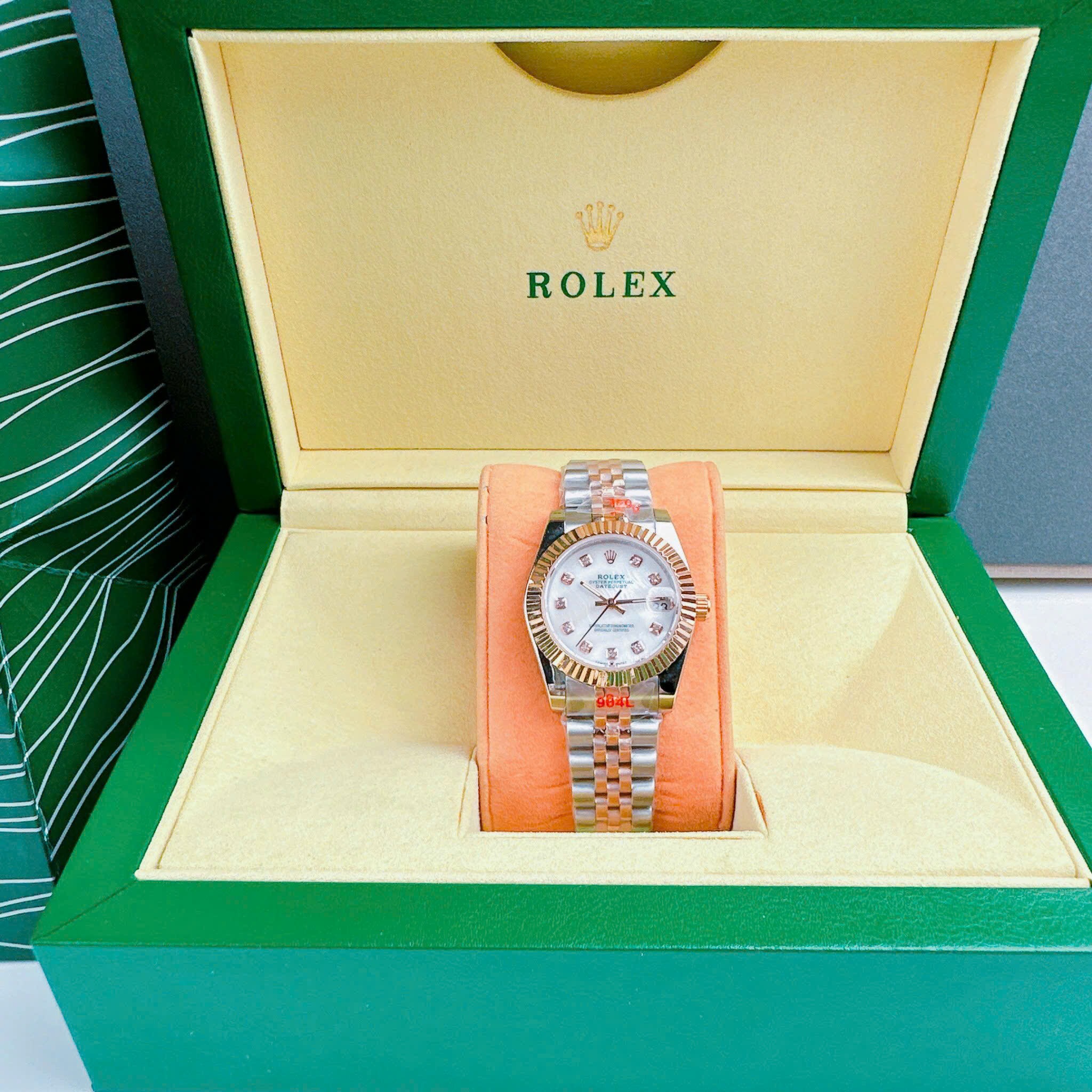 Đồng Hồ Rolex Niềng Khía |Cặp Đôi |Mặt Trắng |Dây Kim Loại Demi Rose Gold |Máy Pin (Máy Quartz) |Size 41x31mm |donghogiatot.vn