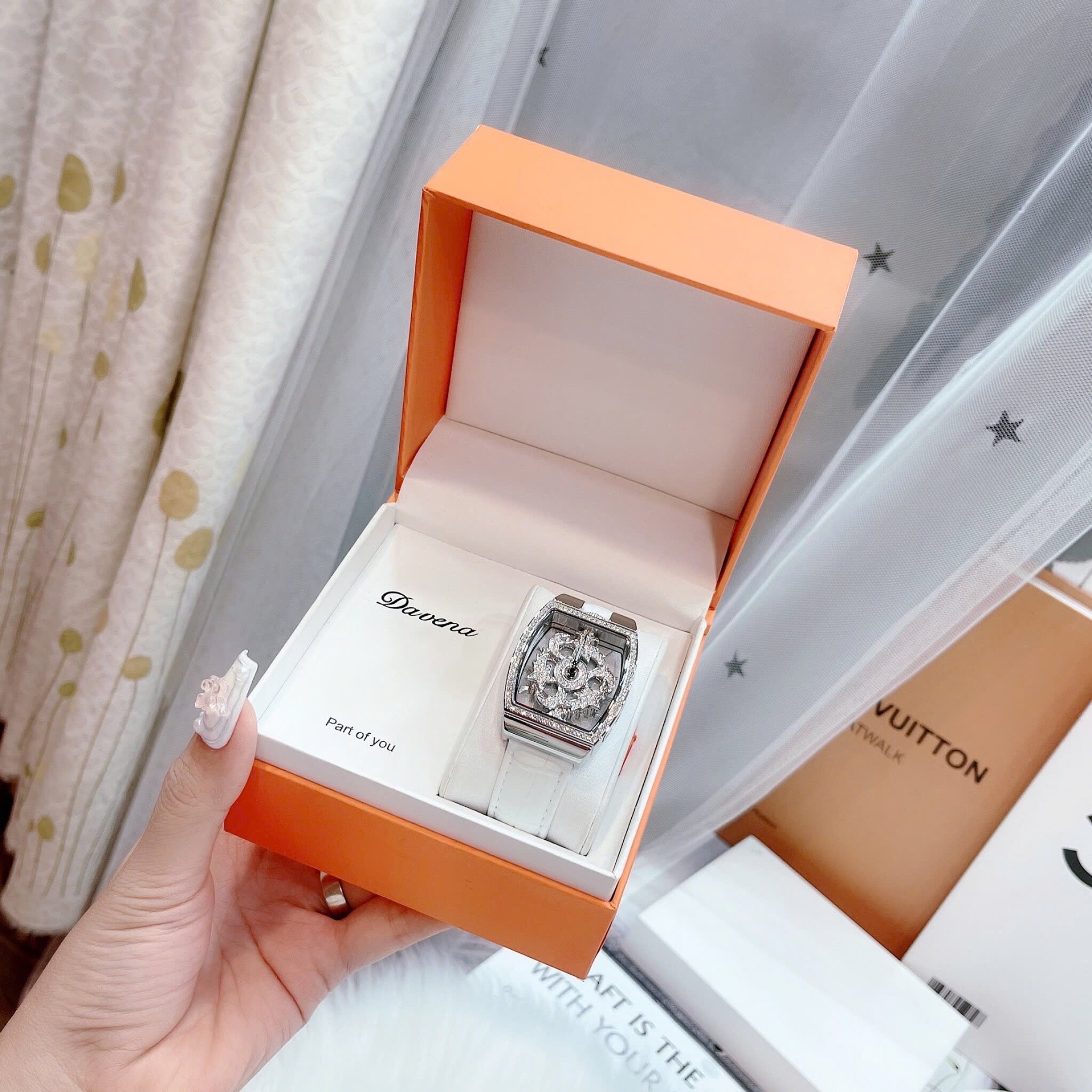 Đồng Hồ Davena Trăng Sao Xoay |Nữ Giới |Mặt Chữ Nhật |Dây Da Trắng |Máy Pin (Quartz) |Size 32x44mm |donghogiatot.vn