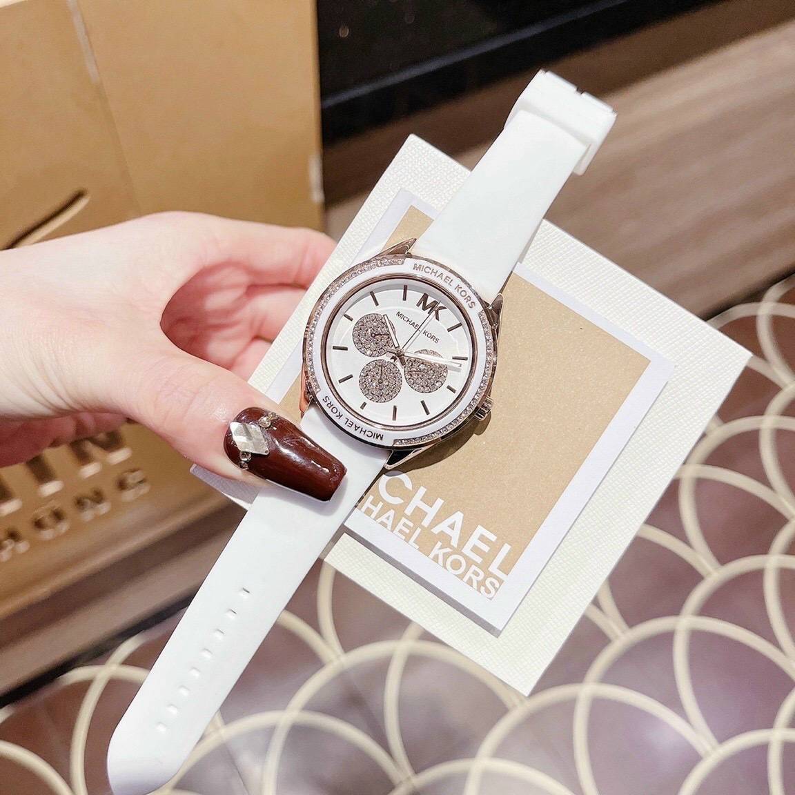 Đồng Hồ Michael Kors Jessa |Unisex |Đính Đá |Dây Cao Su Trắng |Máy Pin (Quartz) |Size 40mm |donghogiatot.vn