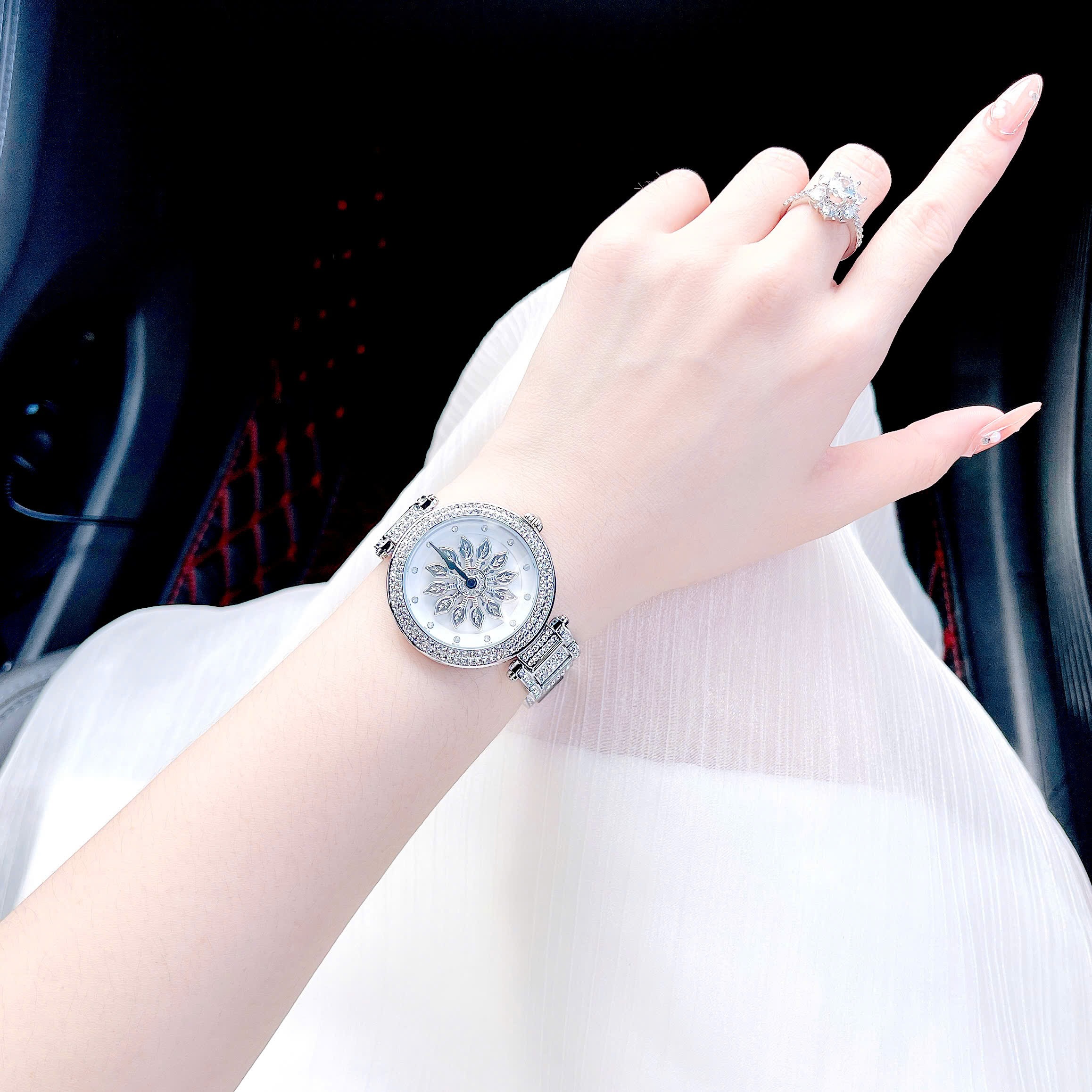 Đồng Hồ Davena Bông Hoa Xoay |Nữ Giới |Đính Đá |Dây Kim Loại Silver |Máy Pin (Quartz) |Size 38mm |donghogiatot.vn