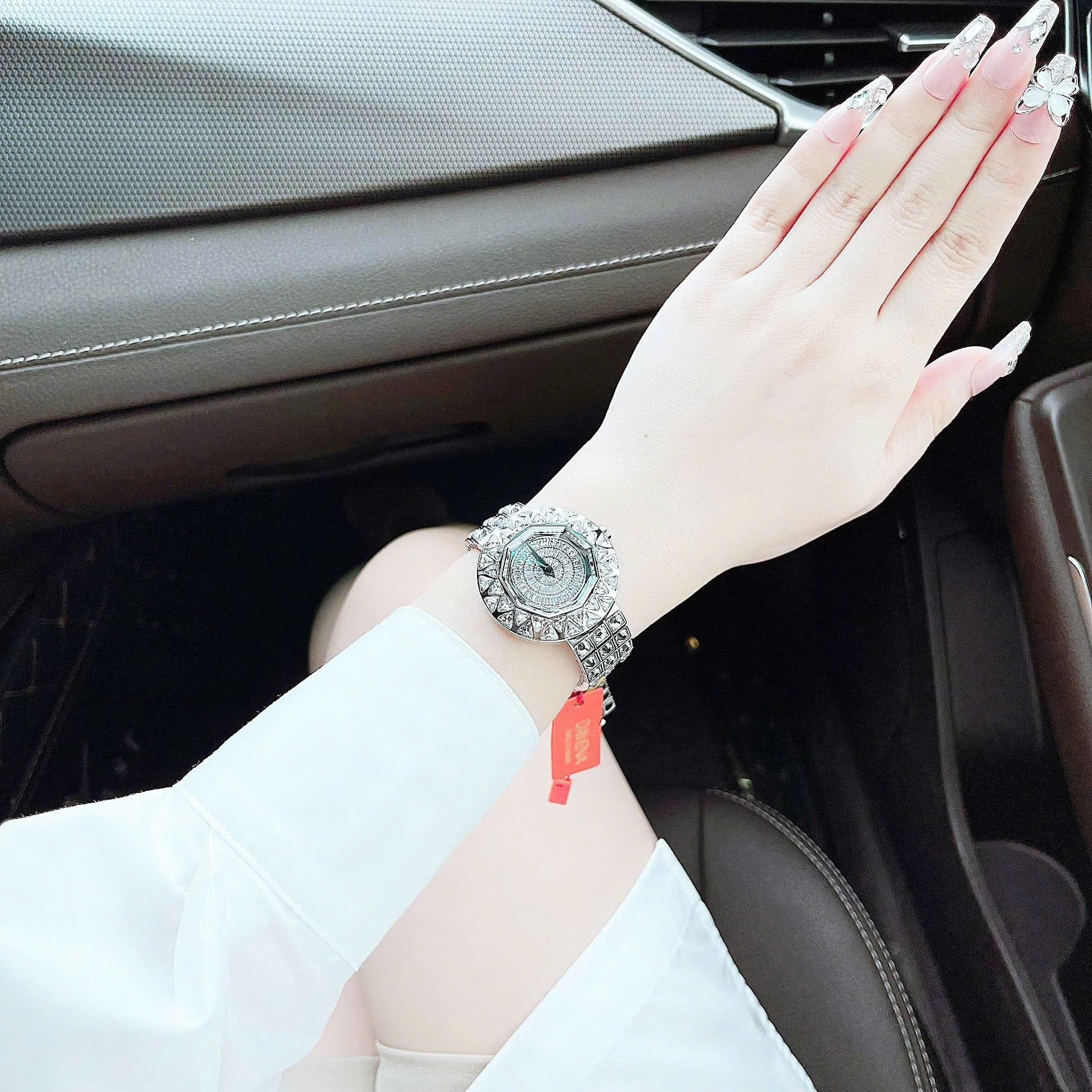 Đồng Hồ Davena Mặt Tròn Xoay |Nữ Giới |Silver |Dây Kim Loại Đính Đá |Máy Pin (Quartz) |Size 38mm |donghogiatot.vn