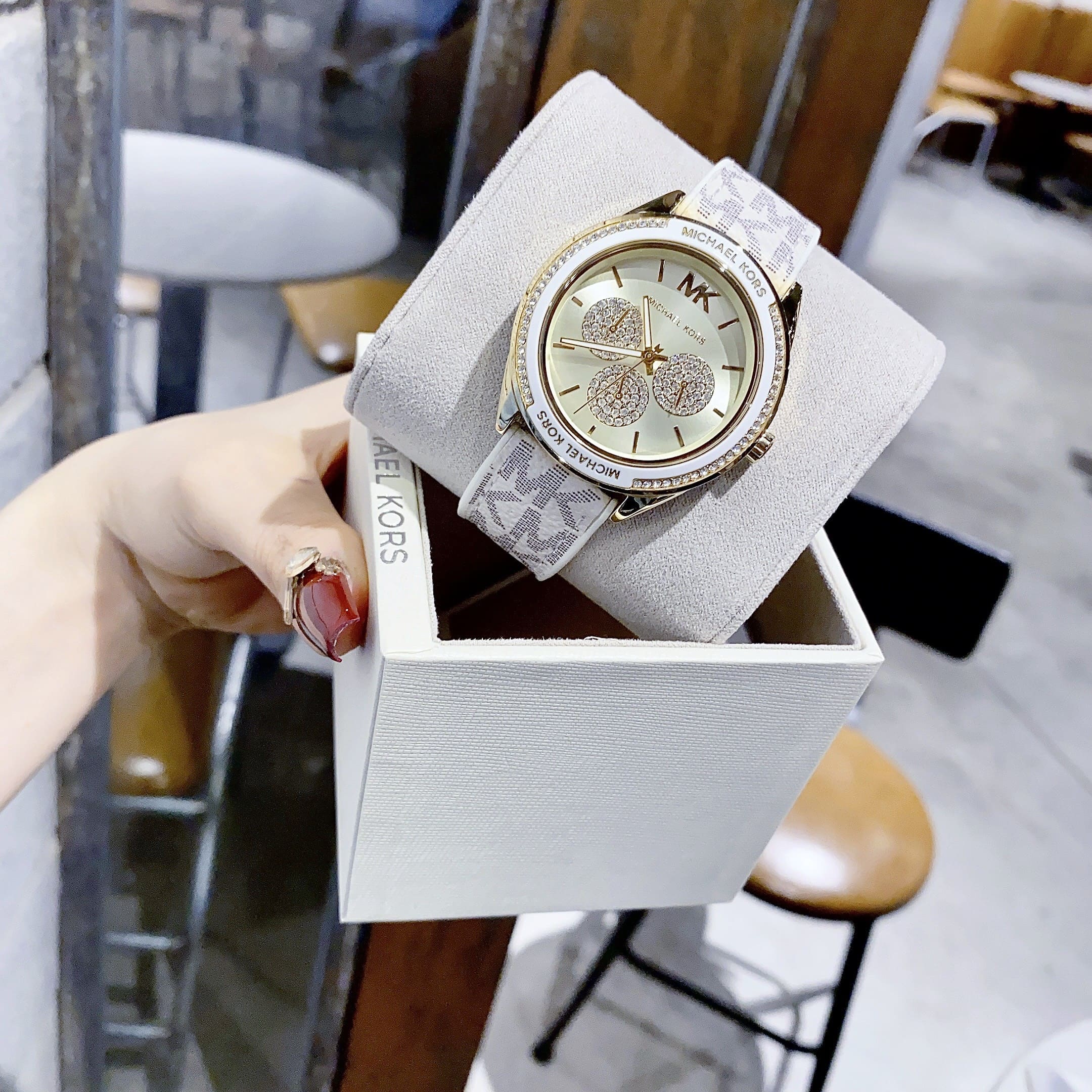 Đồng Hồ Michael Kors Jessa |Unisex |Vàng Gold |Dây Silicone Trắng Bọc Da |Máy Pin (Quartz) |Size 40mm |donghogiatot.vn