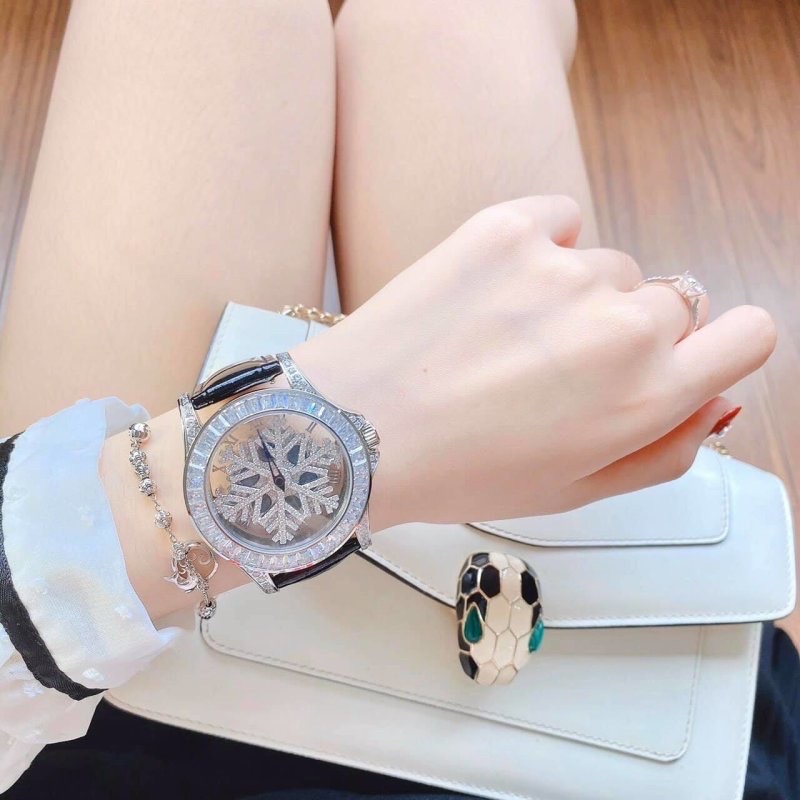 Đồng Hồ Davena Hoa Tuyết Xoay |Nữ Giới |Đính Đá Silver |Dây Da Đen |Máy Pin (Máy Quartz) |Size 39mm |donghogiatot.vn