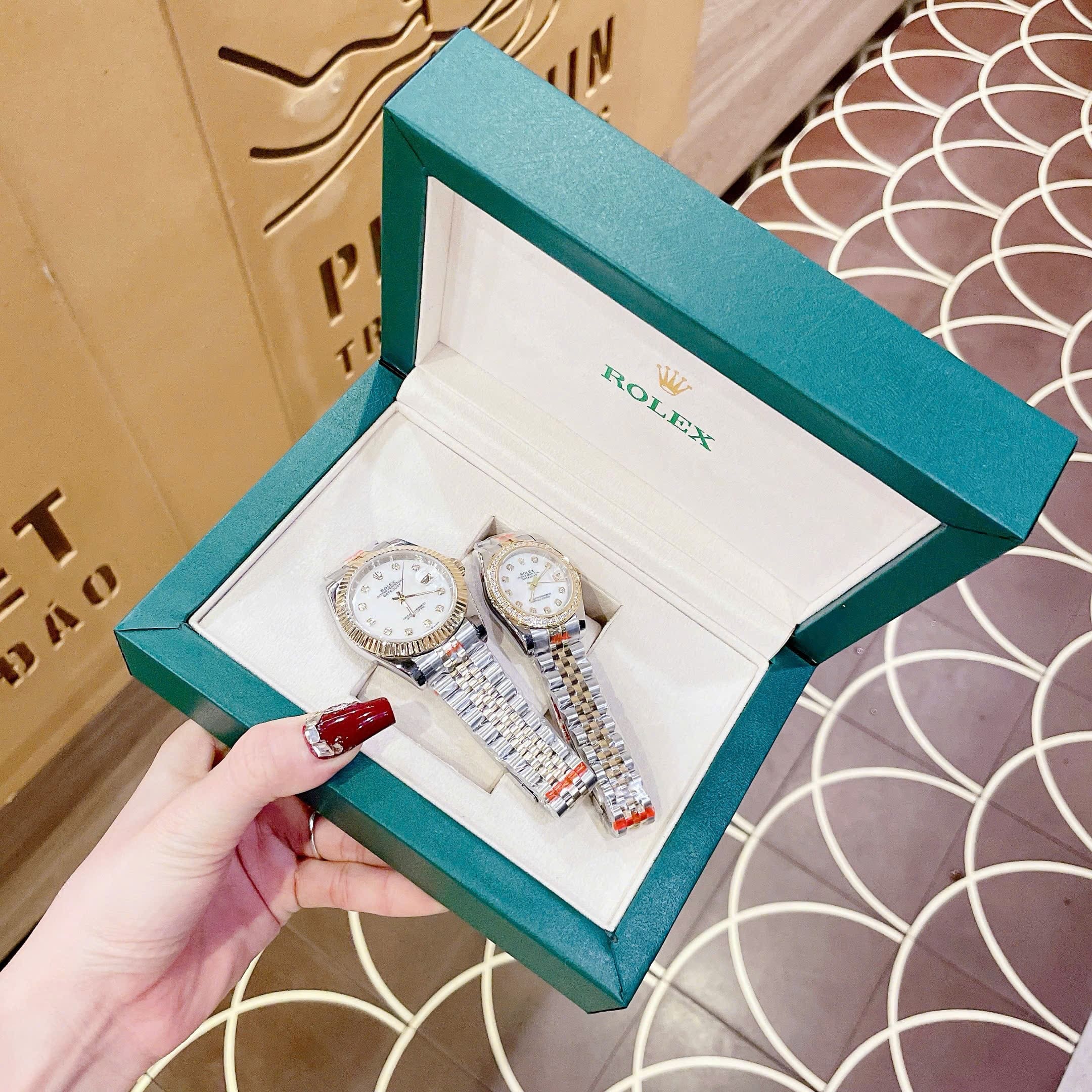 Đồng Hồ Rolex Date Just |Cặp Đôi |Mặt Trắng |Dây Kim Loại Demi Vàng Gold |Máy Pin (Máy Quartz) |Size 41x31mm |donghogiatot.vn