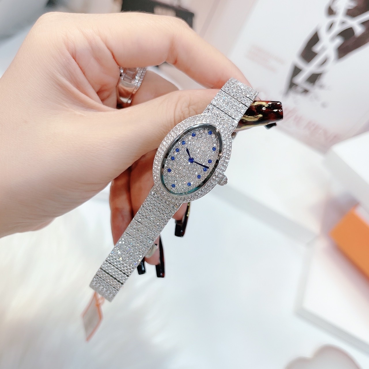 Đồng Hồ Davena Mặt Oval |Nữ Giới |Đính Đá Xanh |Vòng Tay Trắng Silver |Máy Pin (Quartz) |Size 28mm |donghogiatot.vn