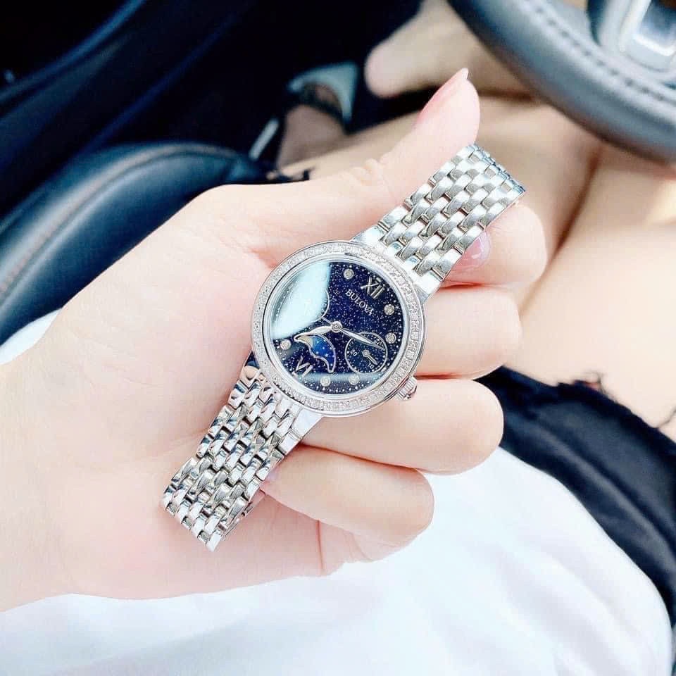 Đồng Hồ Bulova Moonphase |Nữ Giới |Mặt Xanh Dương |Dây Kim Loại Silver |Máy Pin (Quartz) |Size 32mm |donghogiatot.vn