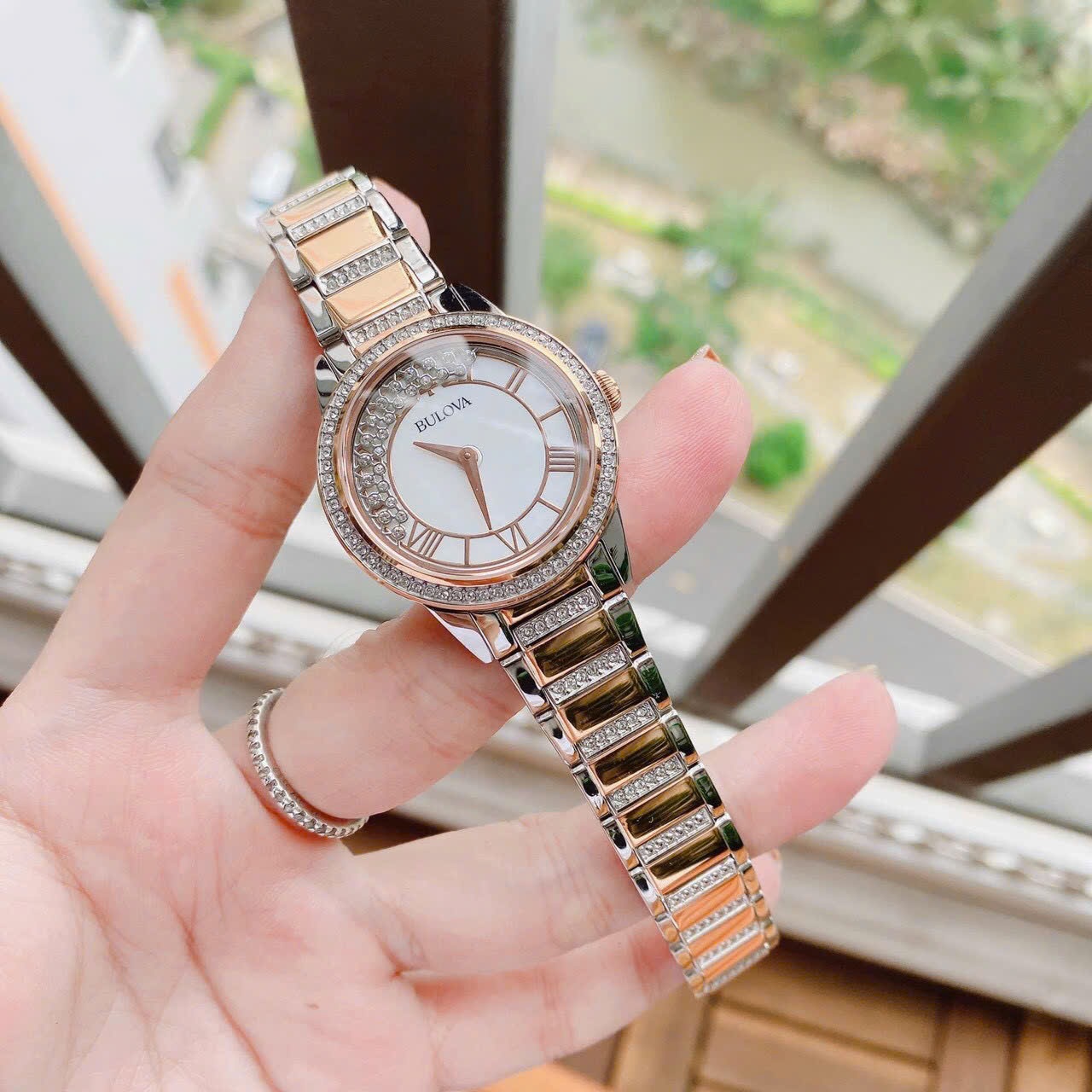 Đồng Hồ Bulova Turnstyle |Nữ Giới |Đính Đá |Dây Kim Loại Demi Rose Gold |Máy Pin (Quartz) |Size 33mm |donghogiatot.vn
