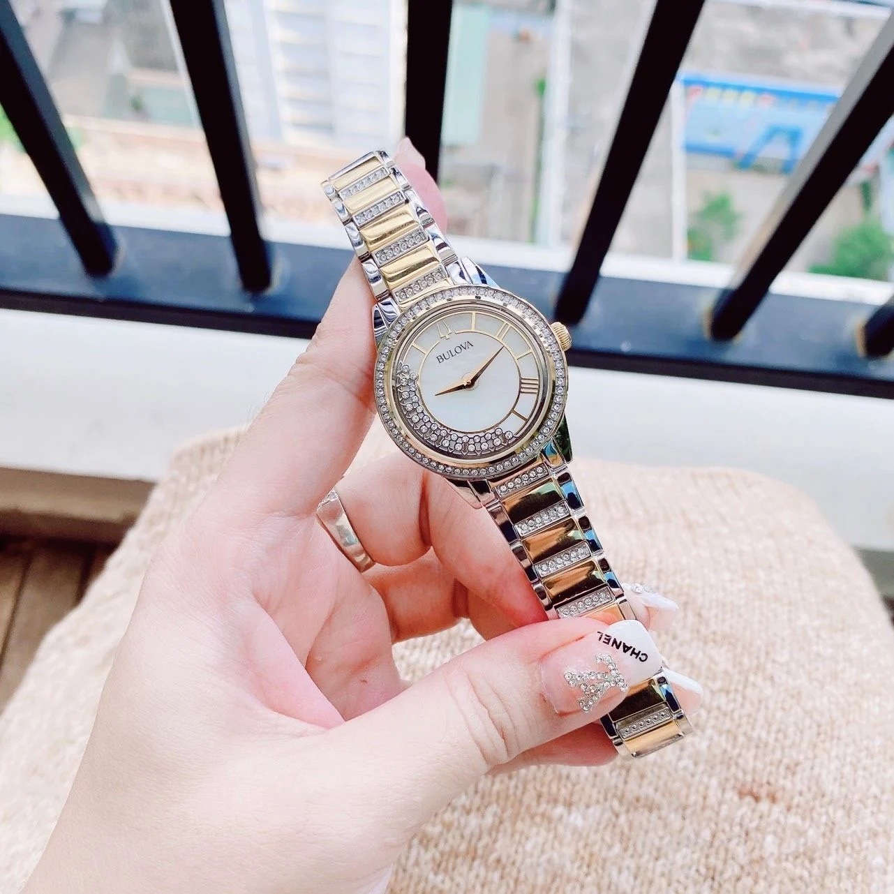 Đồng Hồ Bulova Turnstyle |Nữ Giới |Đính Đá |Dây Kim Loại Demi Vàng Gold |Máy Pin (Quartz) |Size 33mm |donghogiatot.vn