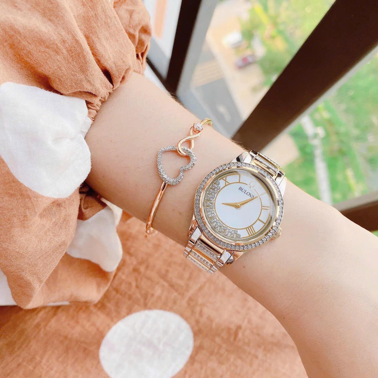 Đồng Hồ Bulova Turnstyle |Nữ Giới |Đính Đá |Dây Kim Loại Demi Vàng Gold |Máy Pin (Quartz) |Size 33mm |donghogiatot.vn