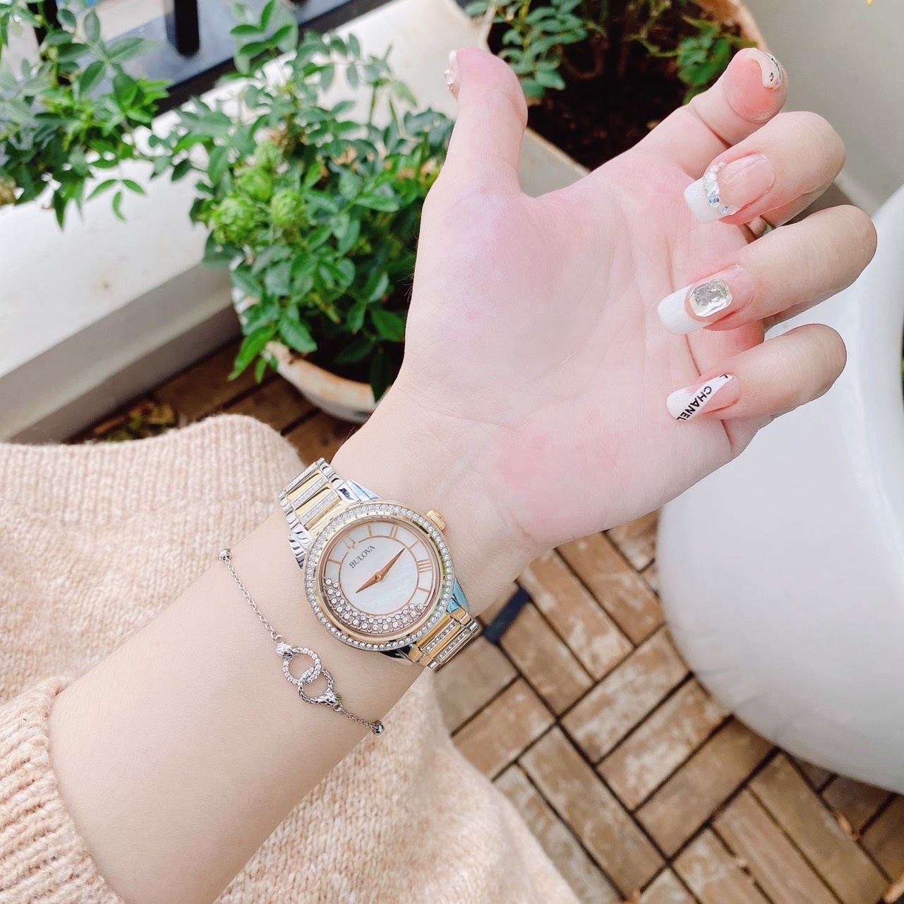 Đồng Hồ Bulova Turnstyle |Nữ Giới |Đính Đá |Dây Kim Loại Demi Vàng Gold |Máy Pin (Quartz) |Size 33mm |donghogiatot.vn