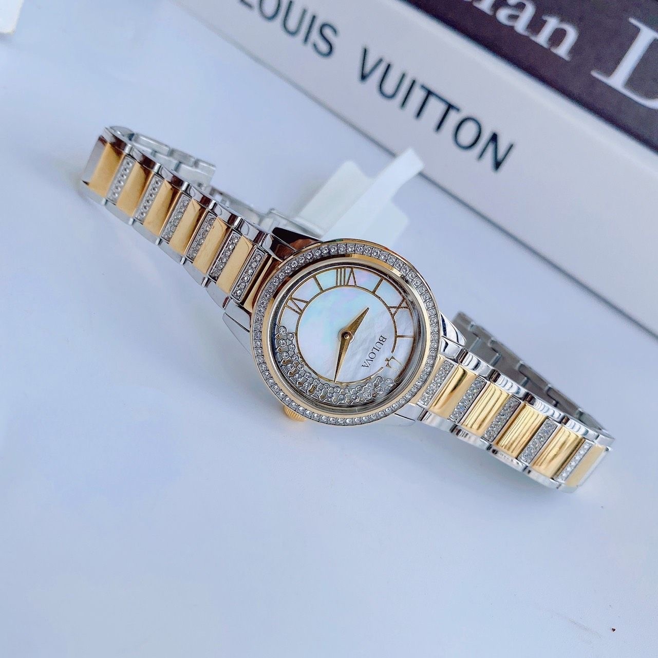 Đồng Hồ Bulova Turnstyle |Nữ Giới |Đính Đá |Dây Kim Loại Demi Vàng Gold |Máy Pin (Quartz) |Size 33mm |donghogiatot.vn