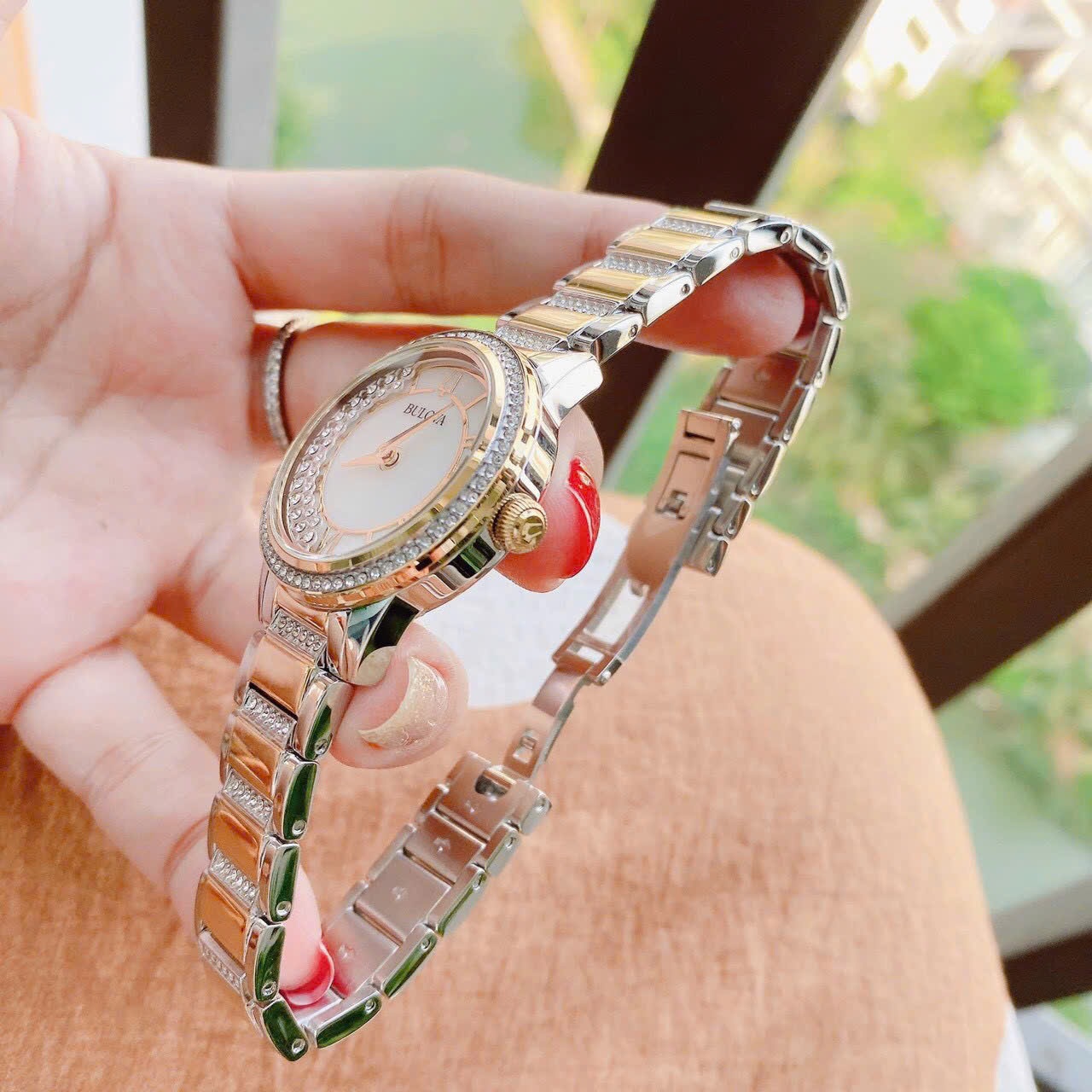 Đồng Hồ Bulova Turnstyle |Nữ Giới |Đính Đá |Dây Kim Loại Demi Vàng Gold |Máy Pin (Quartz) |Size 33mm |donghogiatot.vn