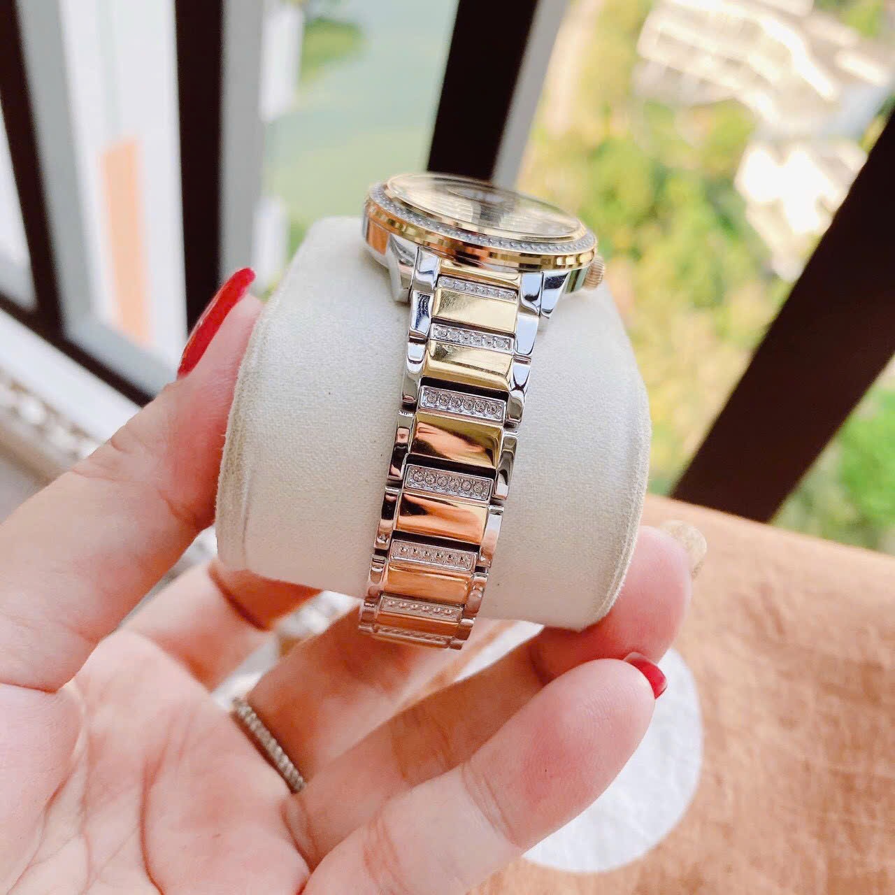 Đồng Hồ Bulova Turnstyle |Nữ Giới |Đính Đá |Dây Kim Loại Demi Vàng Gold |Máy Pin (Quartz) |Size 33mm |donghogiatot.vn