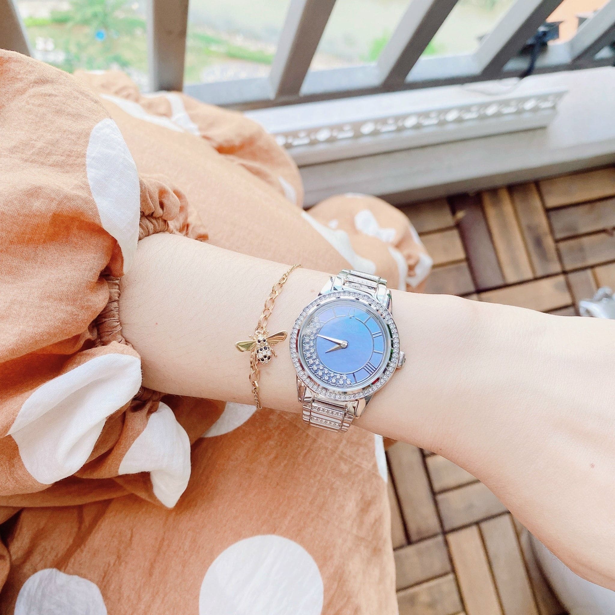 Đồng Hồ Bulova Turnstyle |Nữ giới |Xà Cừ Xanh |Đính Đá |Dây Kim Loại Silver |Máy Pin (Quartz) |Size 33mm |donghogiatot.vn