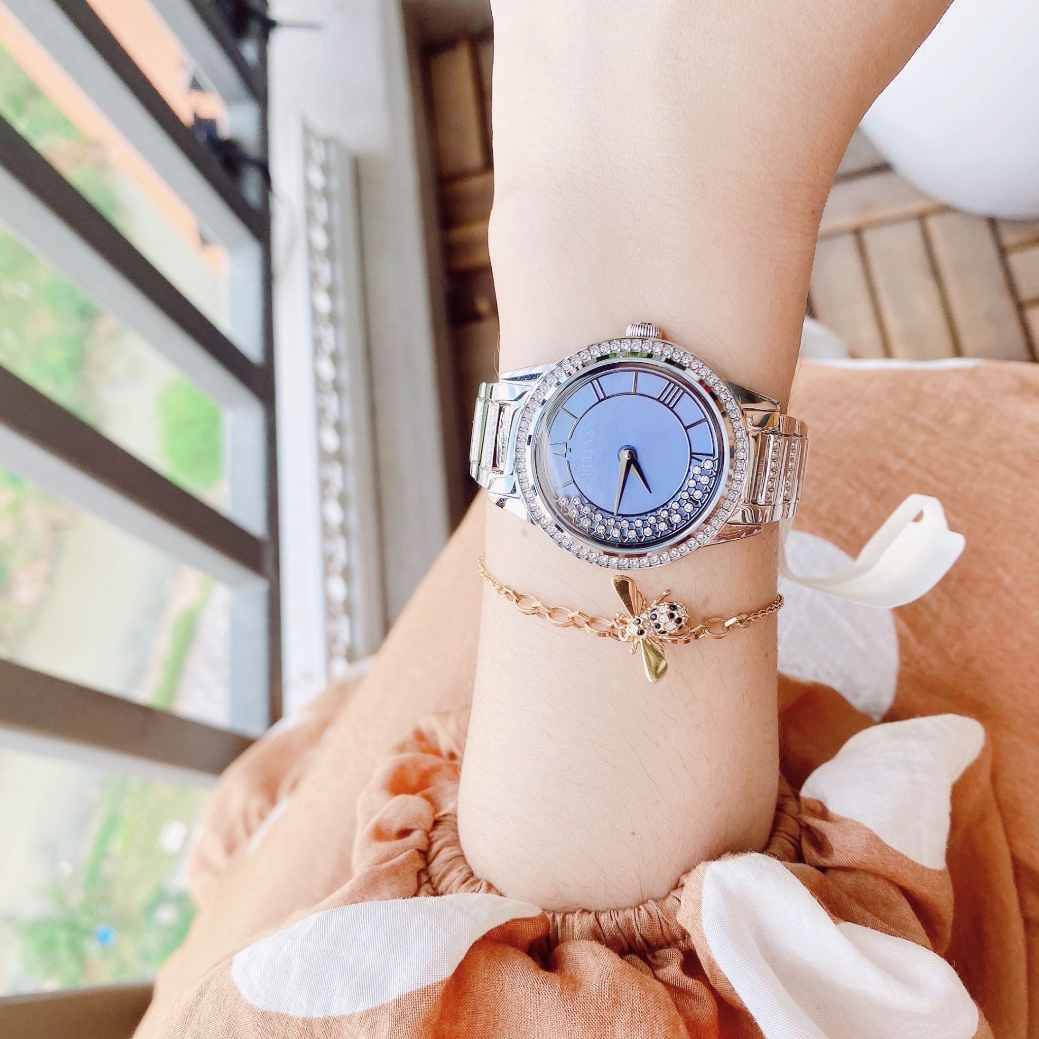 Đồng Hồ Bulova Turnstyle |Nữ giới |Xà Cừ Xanh |Đính Đá |Dây Kim Loại Silver |Máy Pin (Quartz) |Size 33mm |donghogiatot.vn