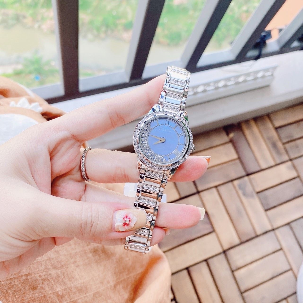 Đồng Hồ Bulova Turnstyle |Nữ giới |Xà Cừ Xanh |Đính Đá |Dây Kim Loại Silver |Máy Pin (Quartz) |Size 33mm |donghogiatot.vn