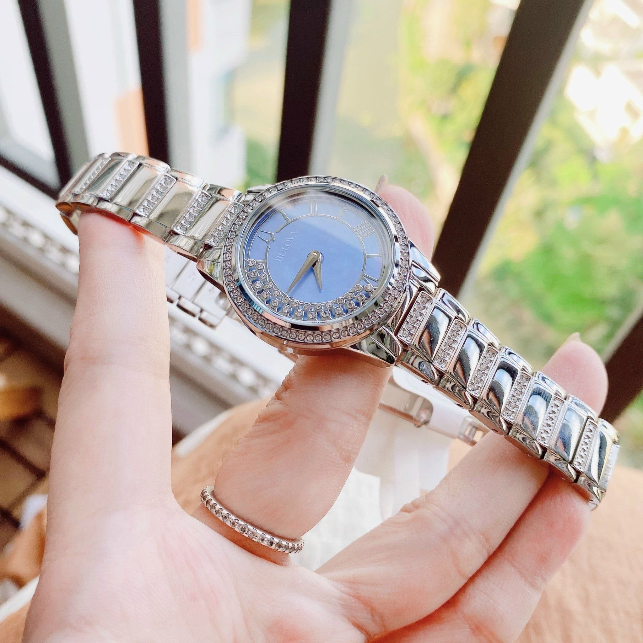 Đồng Hồ Bulova Turnstyle |Nữ giới |Xà Cừ Xanh |Đính Đá |Dây Kim Loại Silver |Máy Pin (Quartz) |Size 33mm |donghogiatot.vn