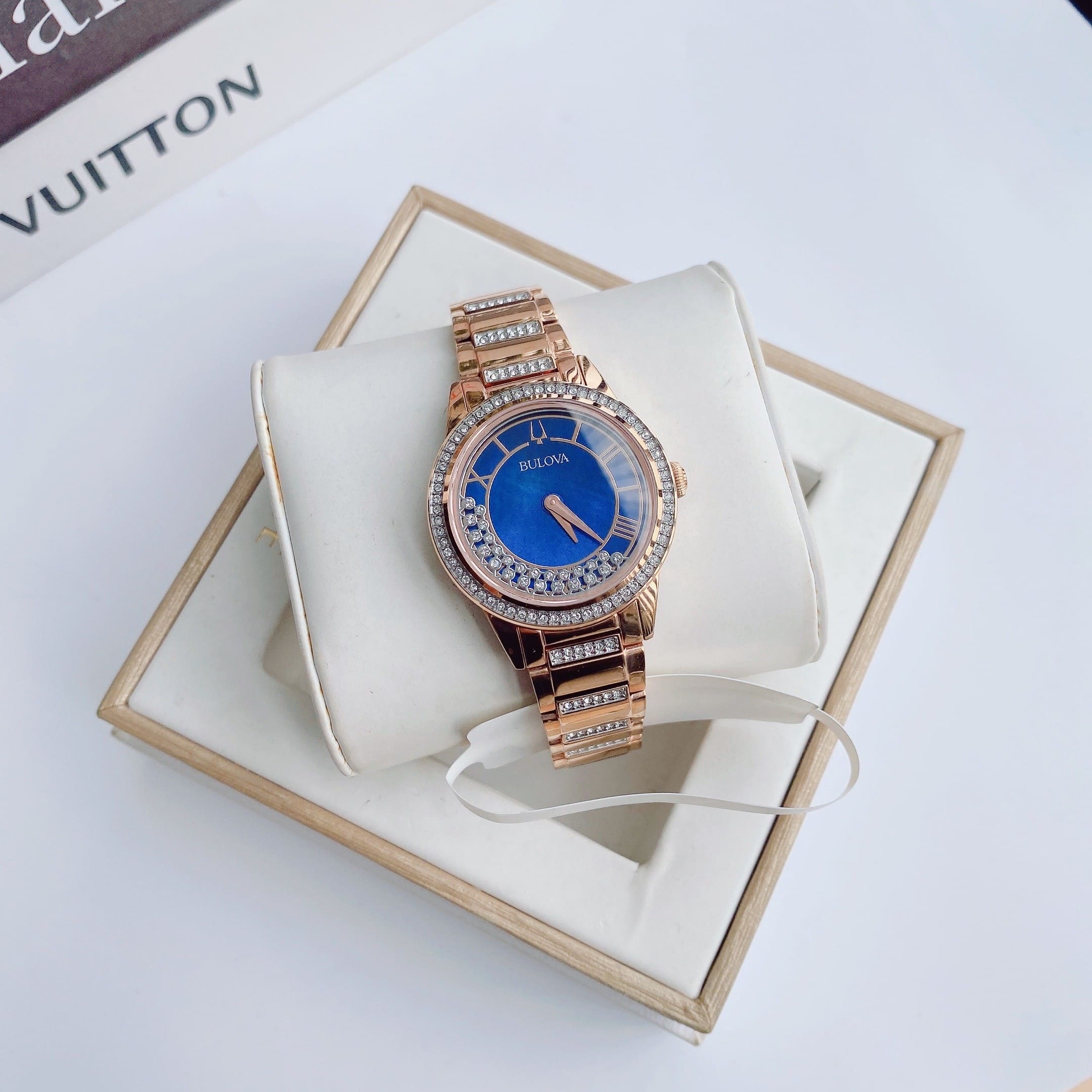 Đồng Hồ Bulova Turnstyle |Nữ Giới |Mặt Xanh Dương |Dây Kim Loại Rose Gold |Máy Pin (Quartz) |Size 33mm |donghogiatot.vn