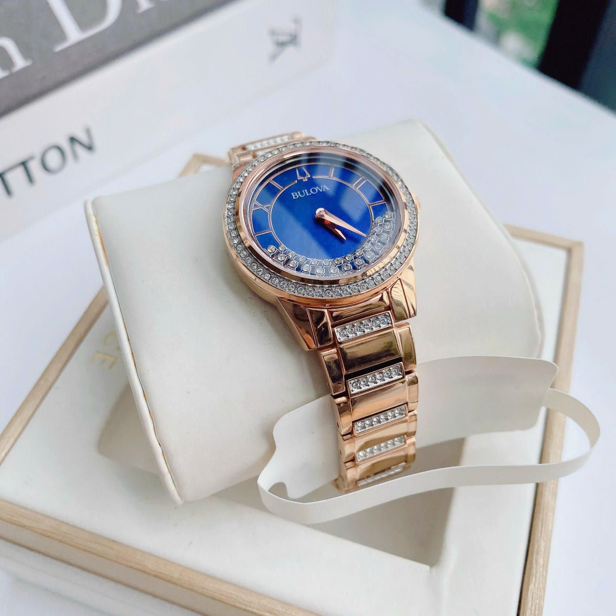 Đồng Hồ Bulova Turnstyle |Nữ Giới |Mặt Xanh Dương |Dây Kim Loại Rose Gold |Máy Pin (Quartz) |Size 33mm |donghogiatot.vn
