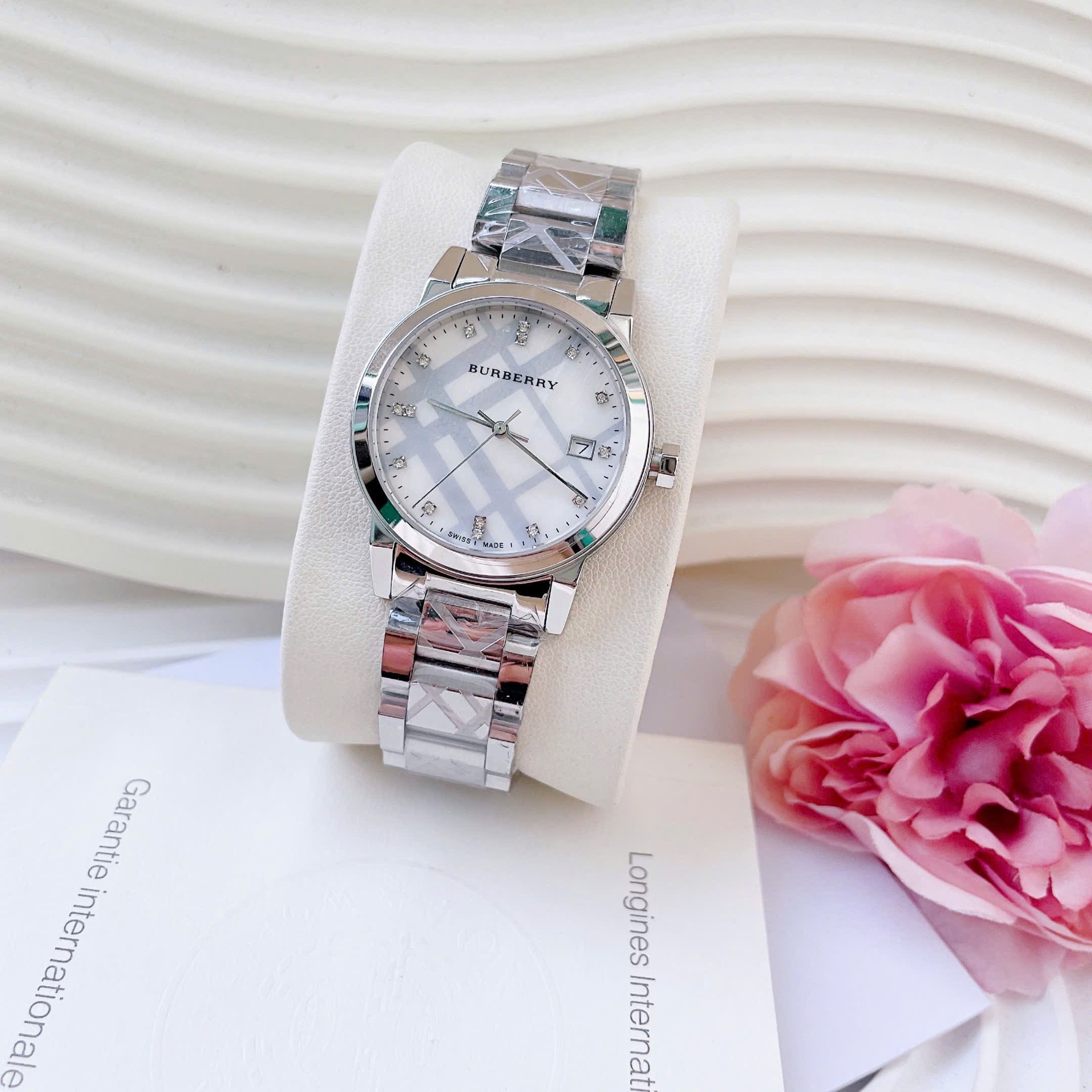 Đồng Hồ Burberry The City |Nữ Giới |Mặt Đính Đá |Dây Kim Loại Silver |Máy Pin (Quartz) |Size 34mm |donghogiatot.vn