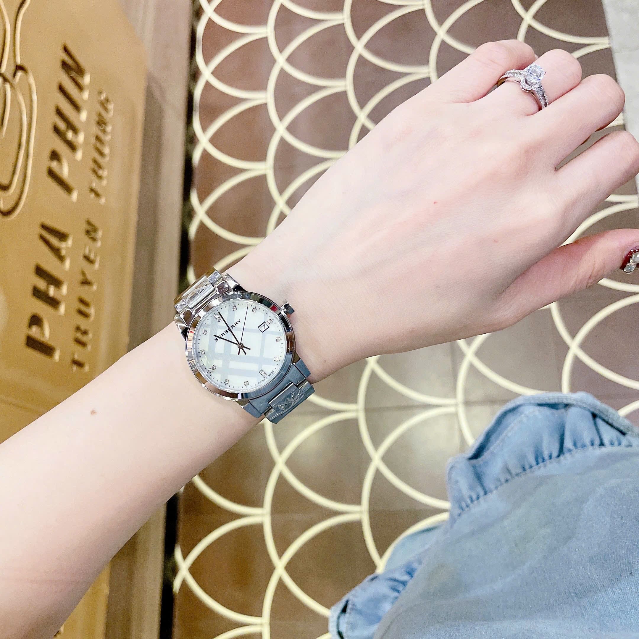 Đồng Hồ Burberry The City |Nữ Giới |Mặt Đính Đá |Dây Kim Loại Silver |Máy Pin (Quartz) |Size 34mm |donghogiatot.vn