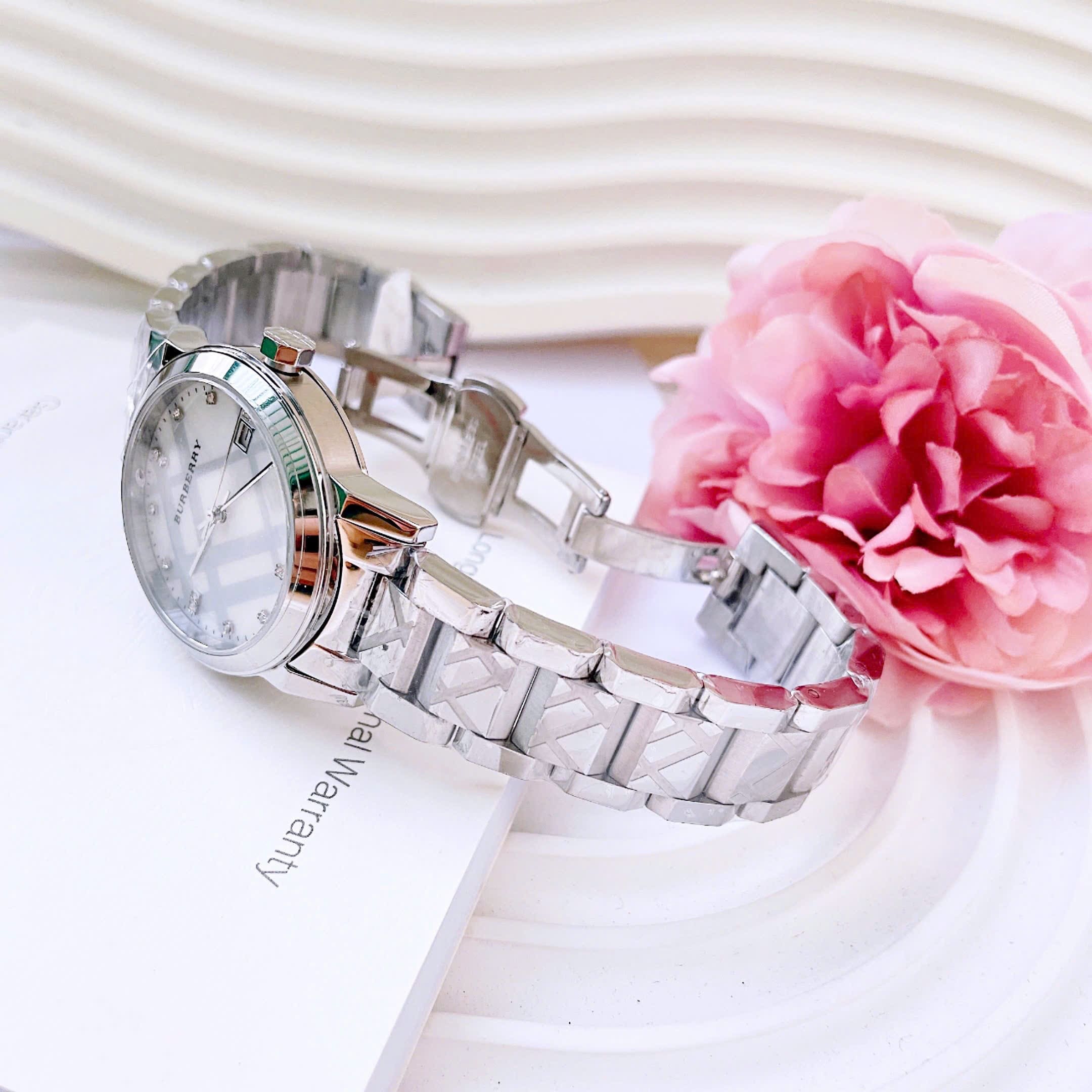 Đồng Hồ Burberry The City |Nữ Giới |Mặt Đính Đá |Dây Kim Loại Silver |Máy Pin (Quartz) |Size 34mm |donghogiatot.vn