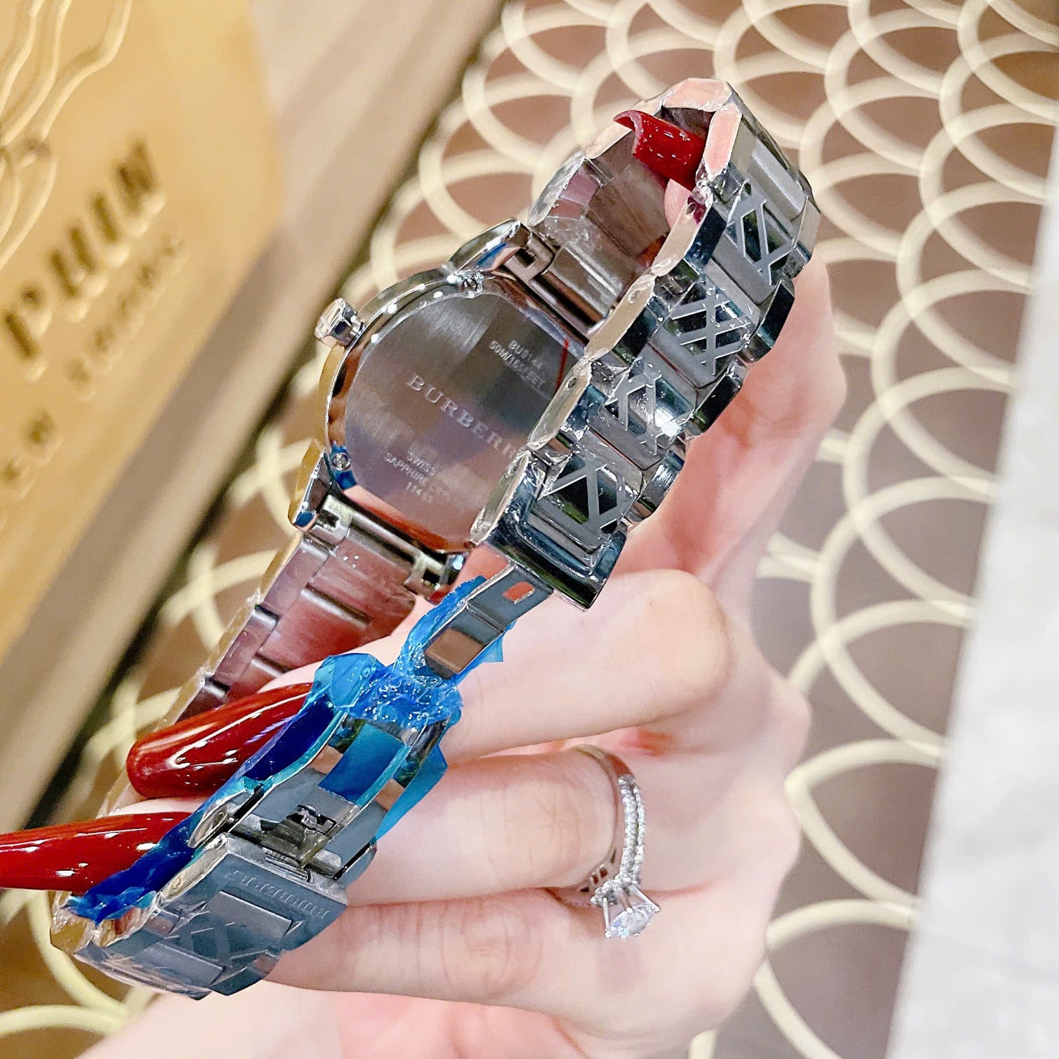 Đồng Hồ Burberry The City |Nữ Giới |Mặt Đính Đá |Dây Kim Loại Silver |Máy Pin (Quartz) |Size 34mm |donghogiatot.vn