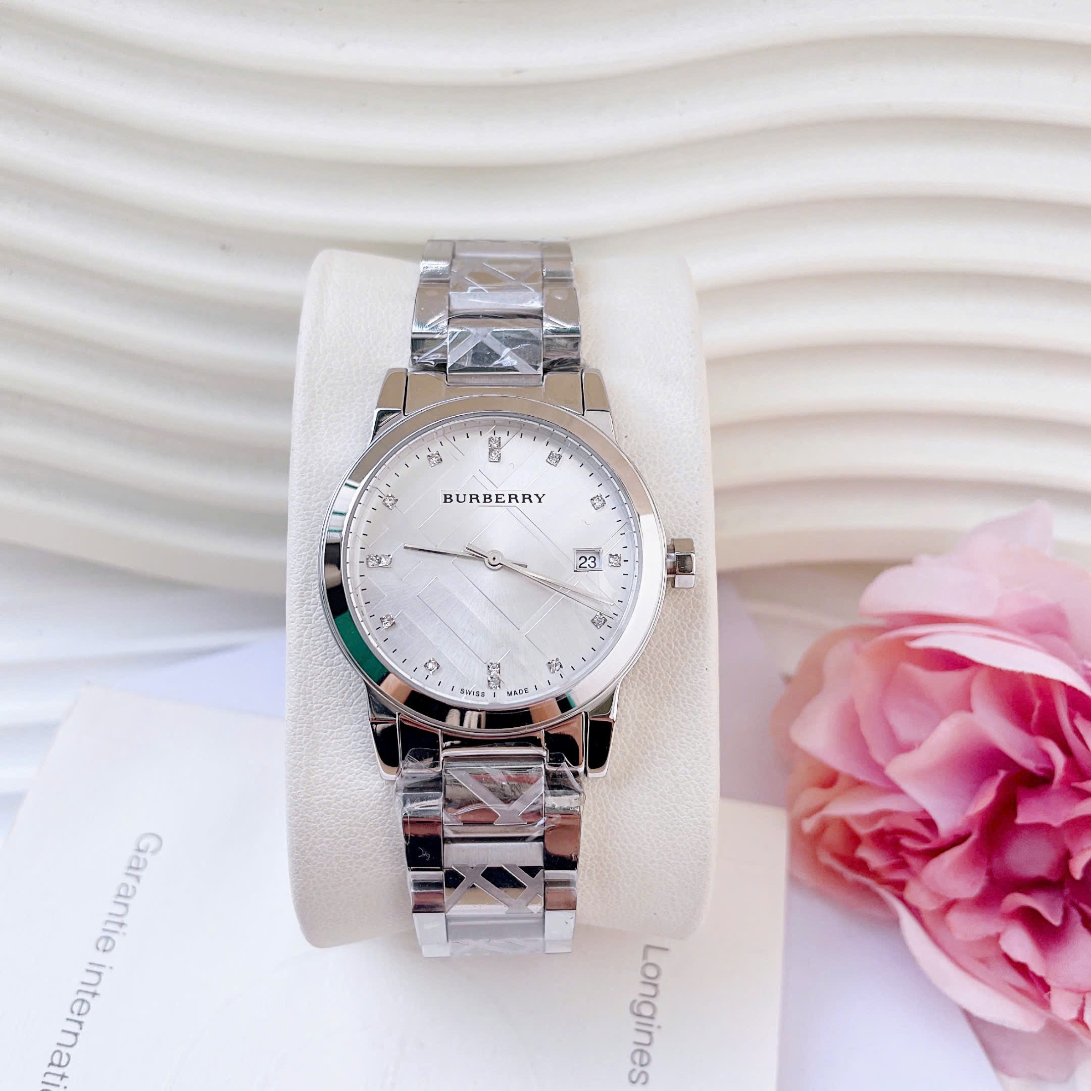 Đồng Hồ Burberry The City |Nữ Giới |Đính Đá |Dây Kim Loại Trắng Silver |Máy Pin (Quartz) |Size 34mm |donghogiatot.vn