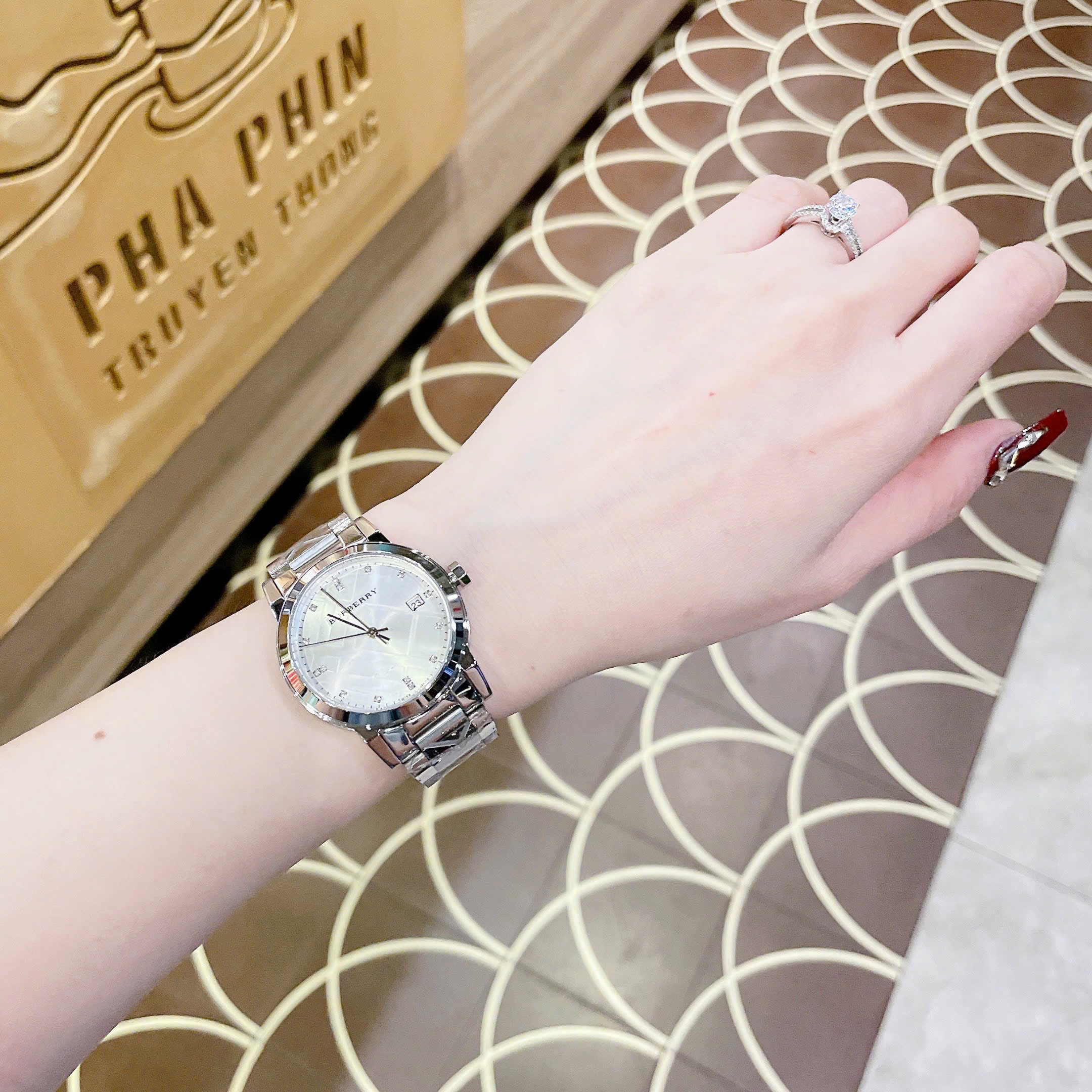 Đồng Hồ Burberry The City |Nữ Giới |Đính Đá |Dây Kim Loại Trắng Silver |Máy Pin (Quartz) |Size 34mm |donghogiatot.vn