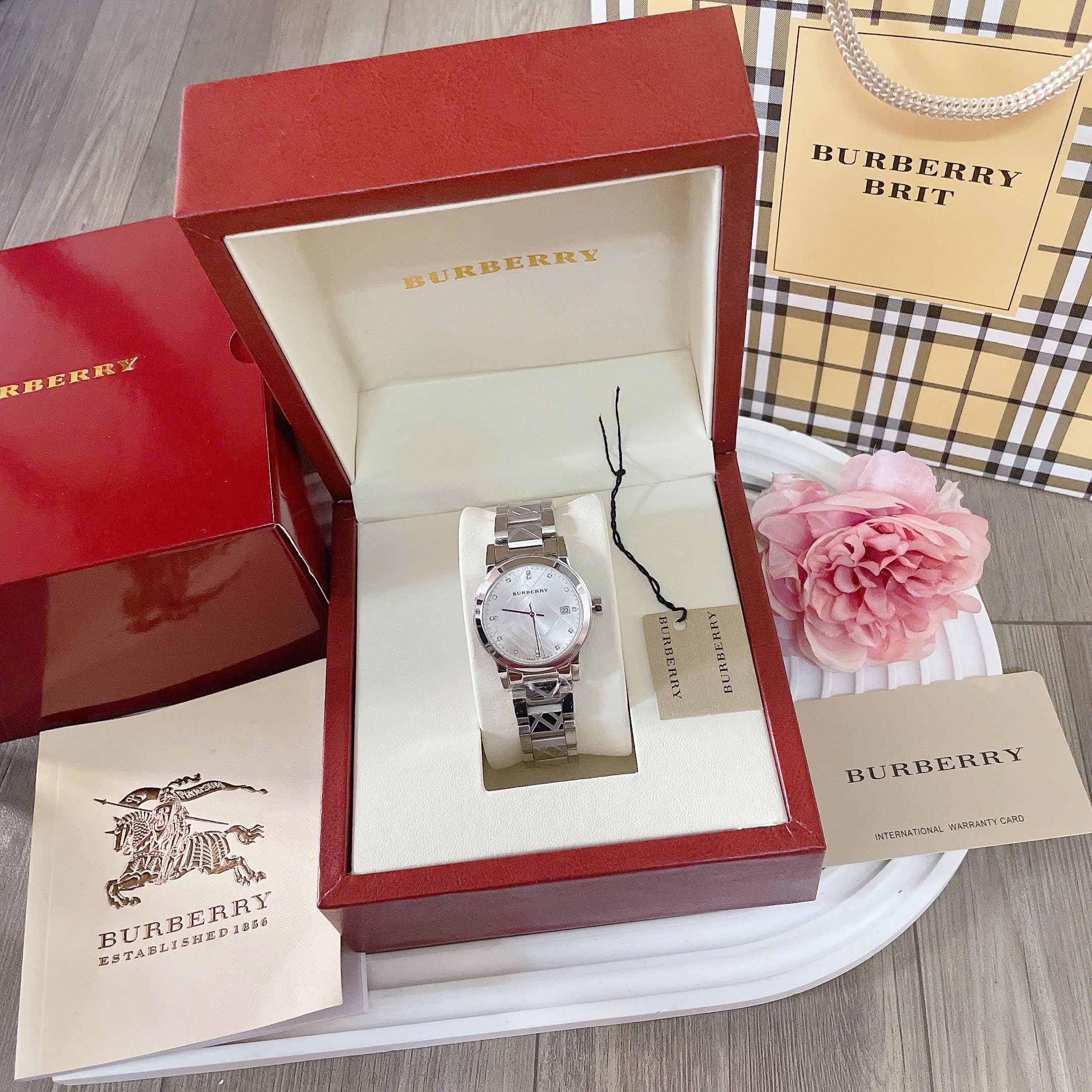 Đồng Hồ Burberry The City |Nữ Giới |Đính Đá |Dây Kim Loại Trắng Silver |Máy Pin (Quartz) |Size 34mm |donghogiatot.vn