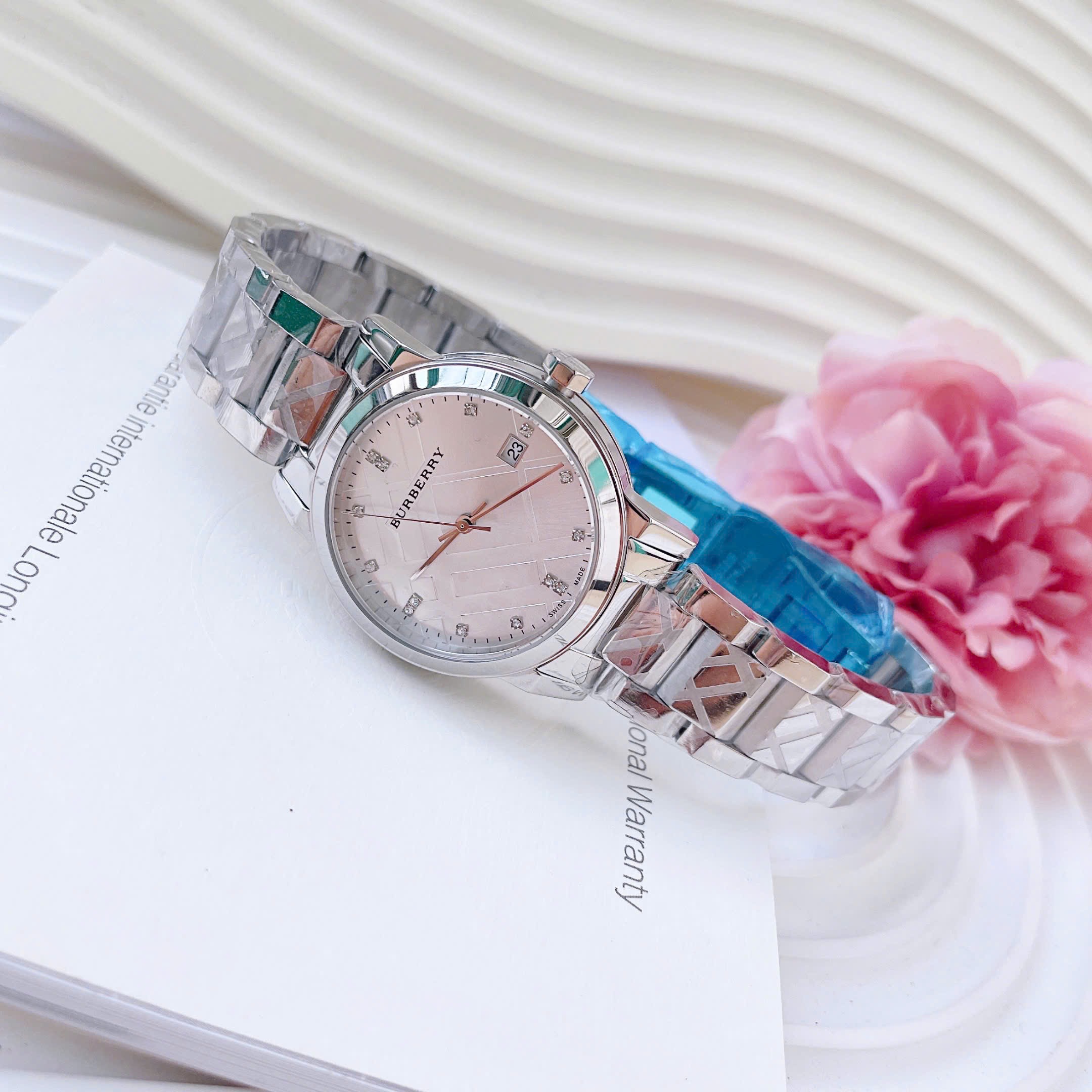 Đồng Hồ Burberry The City |Nữ Giới |Đính Đá |Dây Kim Loại Trắng Silver |Máy Pin (Quartz) |Size 34mm |donghogiatot.vn