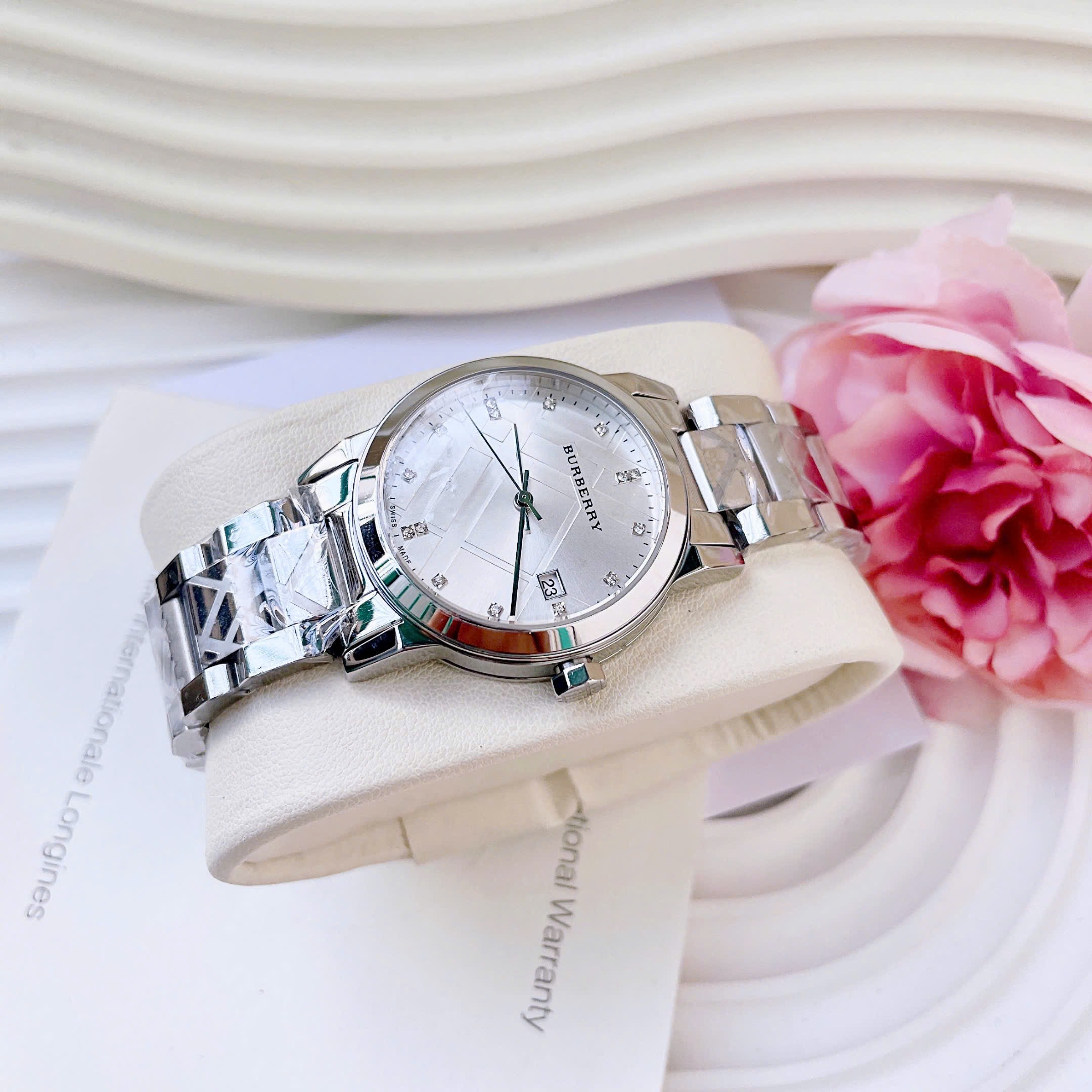 Đồng Hồ Burberry The City |Nữ Giới |Đính Đá |Dây Kim Loại Trắng Silver |Máy Pin (Quartz) |Size 34mm |donghogiatot.vn