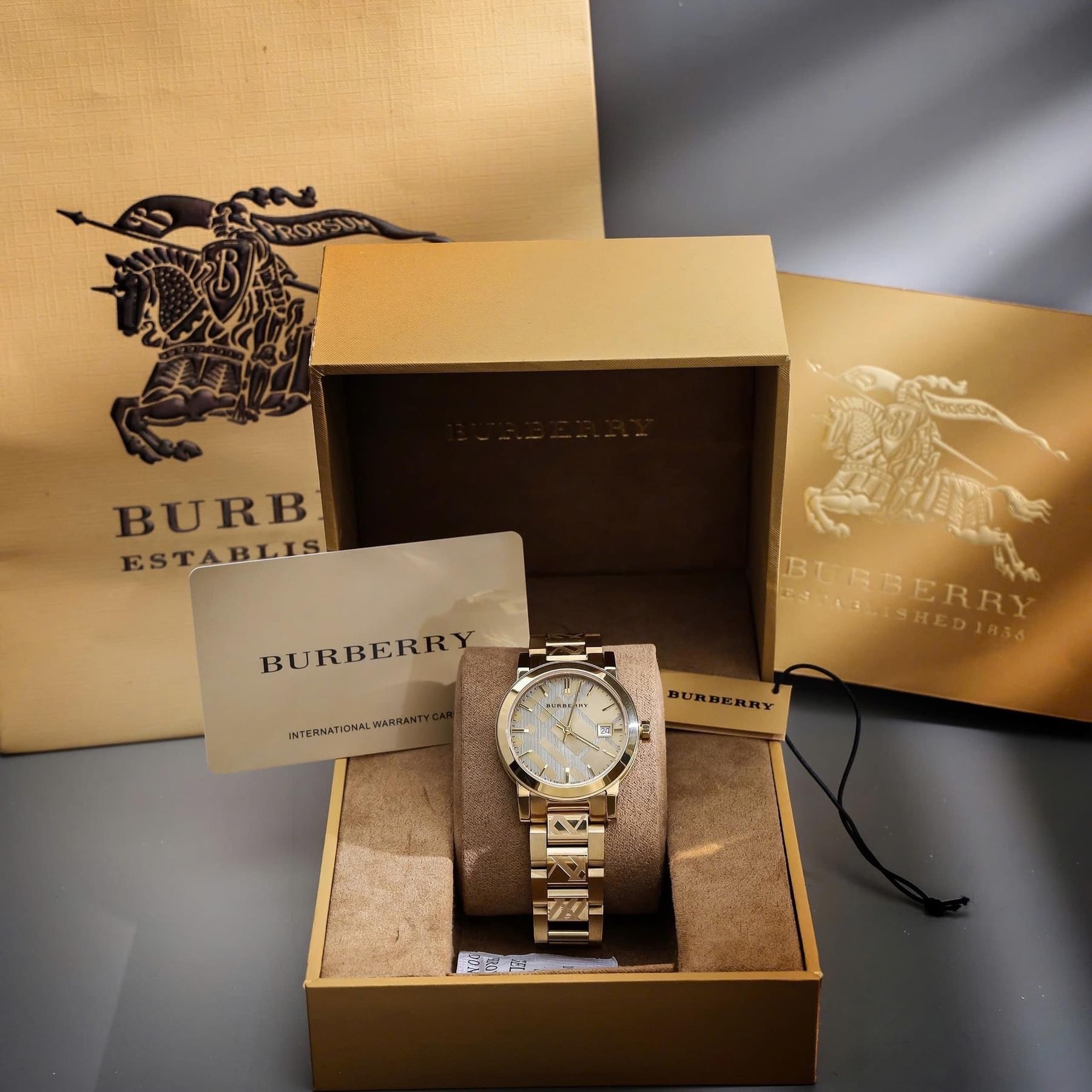 Đồng Hồ Burberry The City |Cặp Đôi |Mặt Tròn |Dây Kim Loại Vàng Gold |Size 38x34mm |donghogiatot.vn