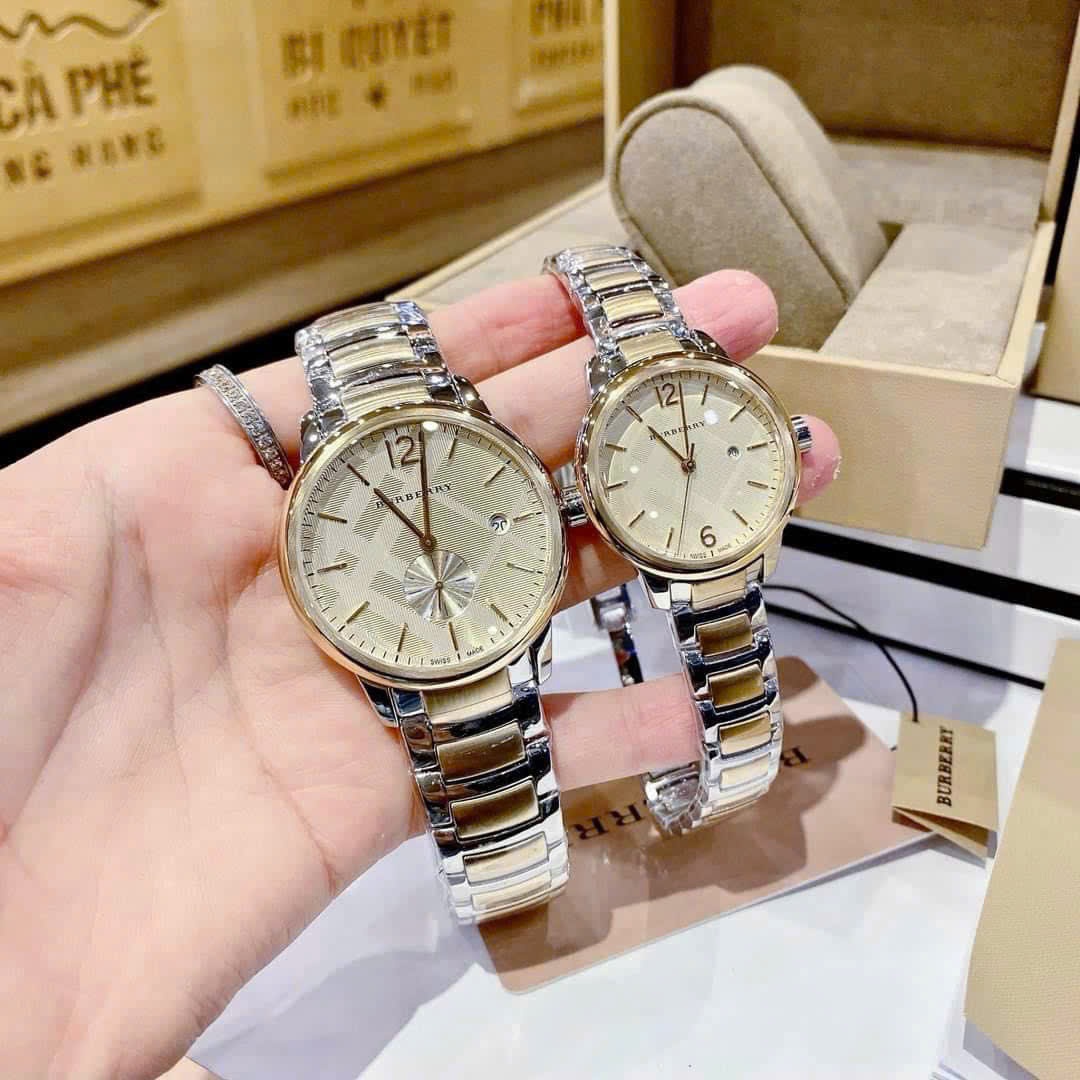 Đồng Hồ Burberry The Classic |Cặp Đôi |Mặt Tròn |Dây Kim Loại Demi Vàng Gold |Size 40x32mm |donghogiatot.vn