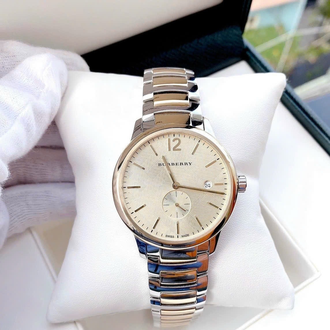 Đồng Hồ Burberry The Classic |Cặp Đôi |Mặt Tròn |Dây Kim Loại Demi Vàng Gold |Size 40x32mm |donghogiatot.vn