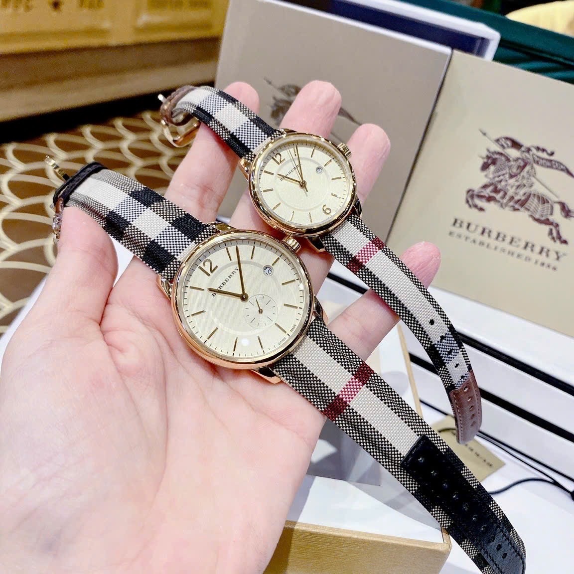 Đồng Hồ Burberry The Classic |Cặp Đôi |Vàng Gold |Dây Vải Sọc Bọc Da |Size 40x32mm |donghogiatot.vn
