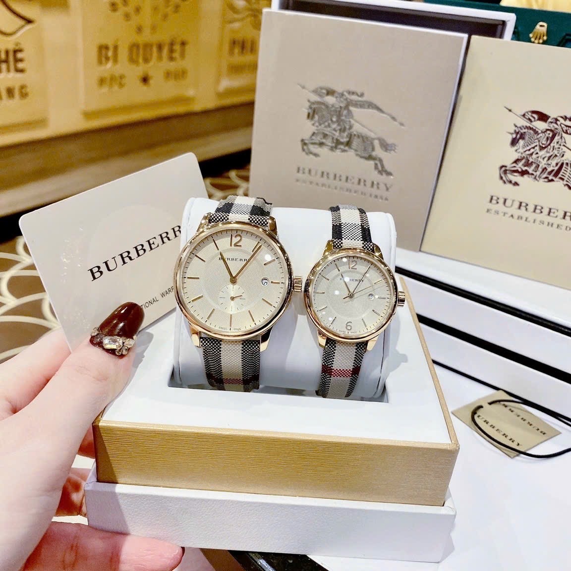Đồng Hồ Burberry The Classic |Cặp Đôi |Vàng Gold |Dây Vải Sọc Bọc Da |Size 40x32mm |donghogiatot.vn