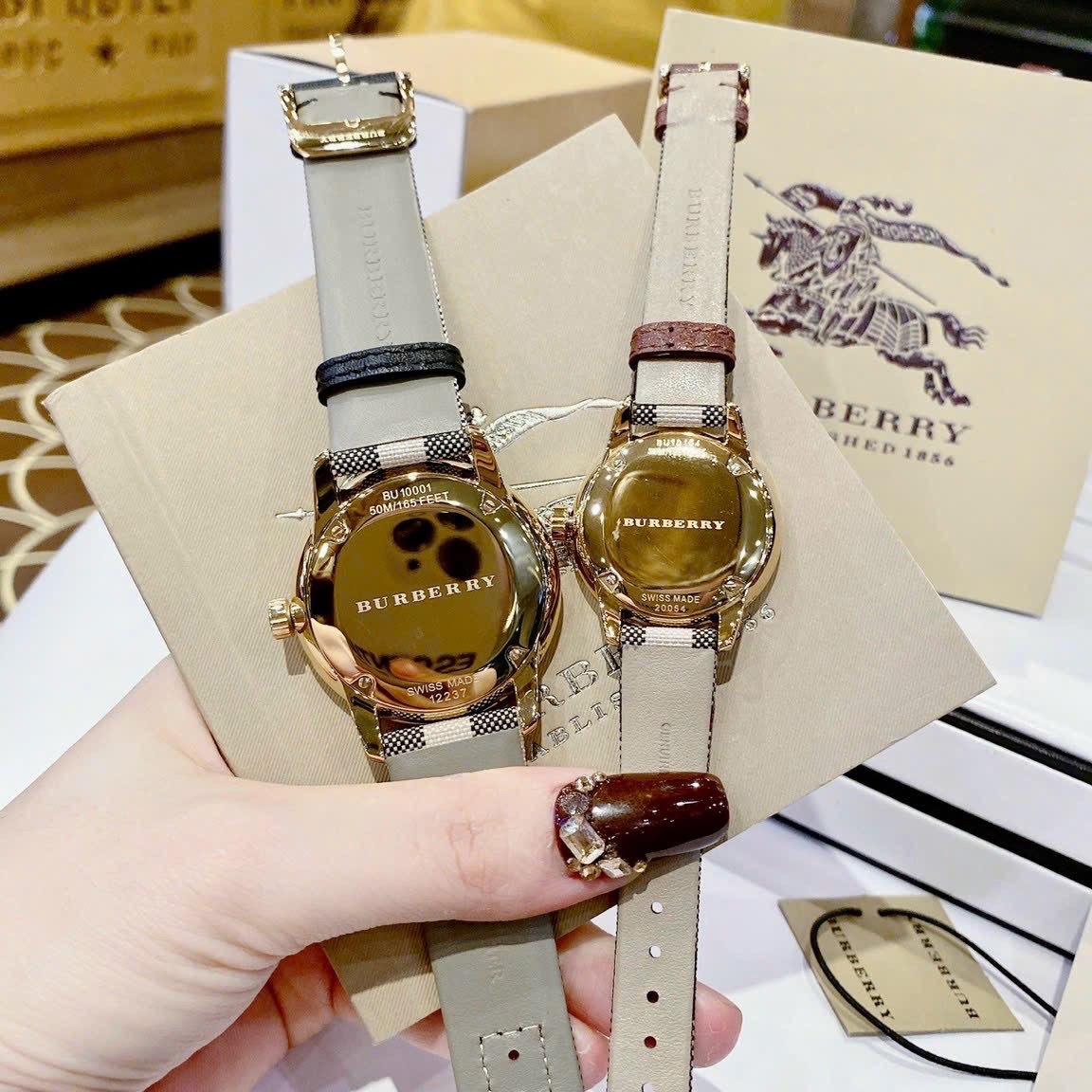 Đồng Hồ Burberry The Classic |Cặp Đôi |Vàng Gold |Dây Vải Sọc Bọc Da |Size 40x32mm |donghogiatot.vn