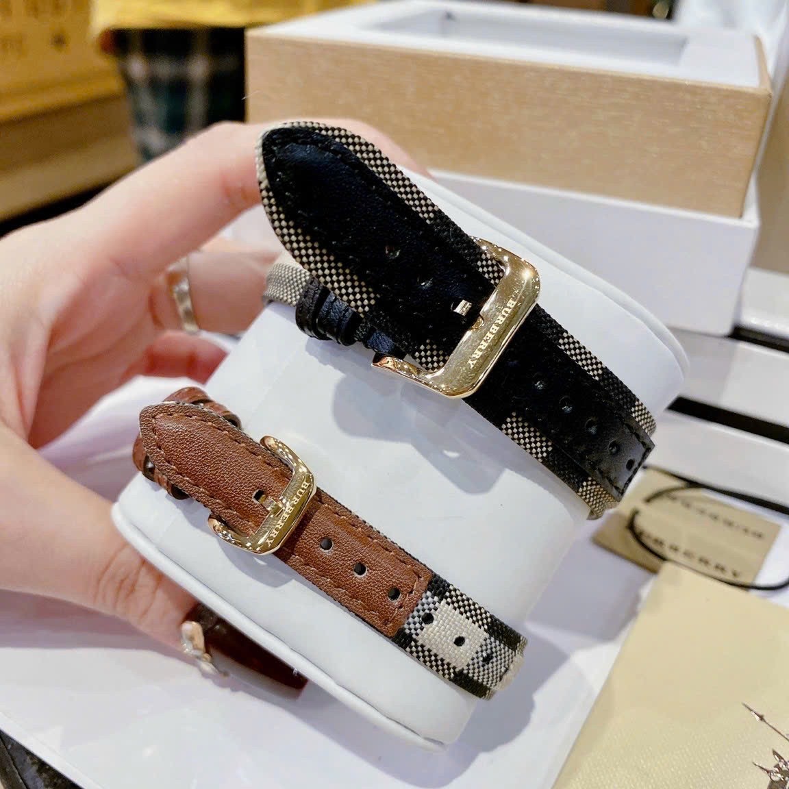 Đồng Hồ Burberry The Classic |Cặp Đôi |Vàng Gold |Dây Vải Sọc Bọc Da |Size 40x32mm |donghogiatot.vn