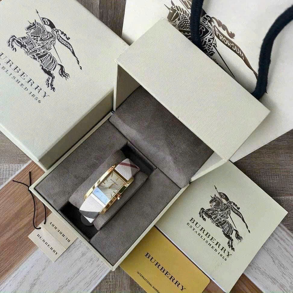 Đồng Hồ Burberry The Pioneer |Cặp Đôi |Mặt Chữ Nhật |Dây Vải Sọc Bọc Da |Size 38x30mm |donghogiatot.vn