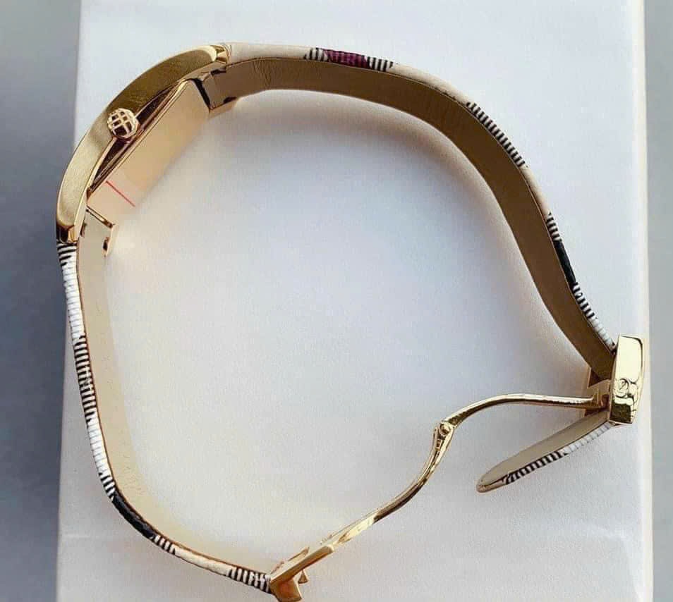 Đồng Hồ Burberry The Pioneer |Cặp Đôi |Mặt Chữ Nhật |Dây Vải Sọc Bọc Da |Size 38x30mm |donghogiatot.vn