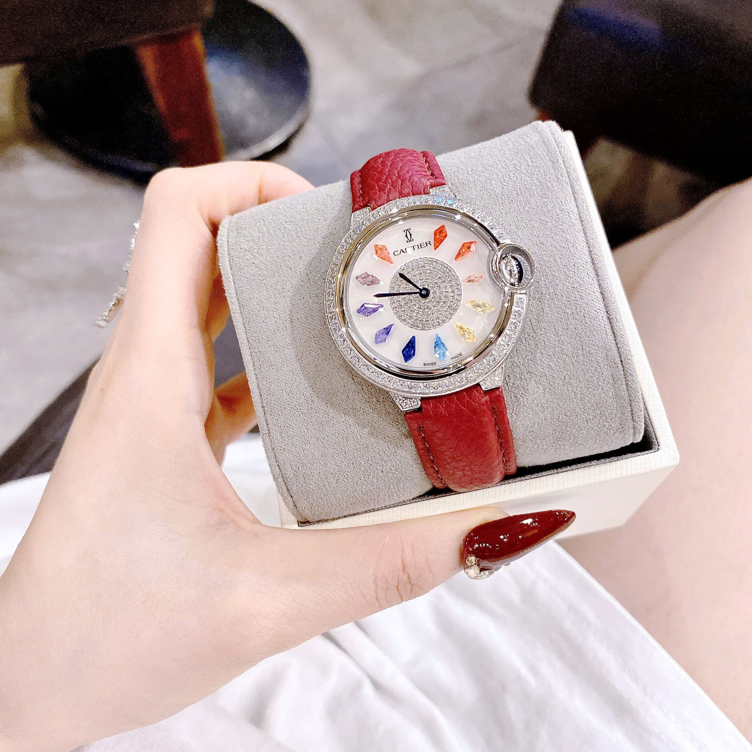 Đồng Hồ Cartier Ballon Bleu |Nữ Giới |Đính Pha Lê Nhiều Màu |Dây Da Đỏ |Máy Pin (Quartz) |Size 35mm |donghogiatot.vn