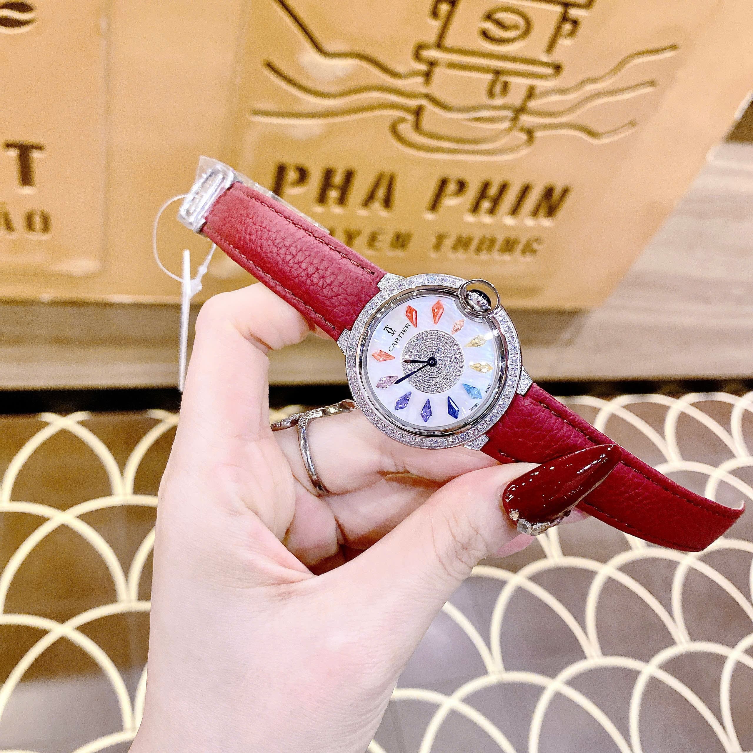 Đồng Hồ Cartier Ballon Bleu |Nữ Giới |Đính Pha Lê Nhiều Màu |Dây Da Đỏ |Máy Pin (Quartz) |Size 35mm |donghogiatot.vn