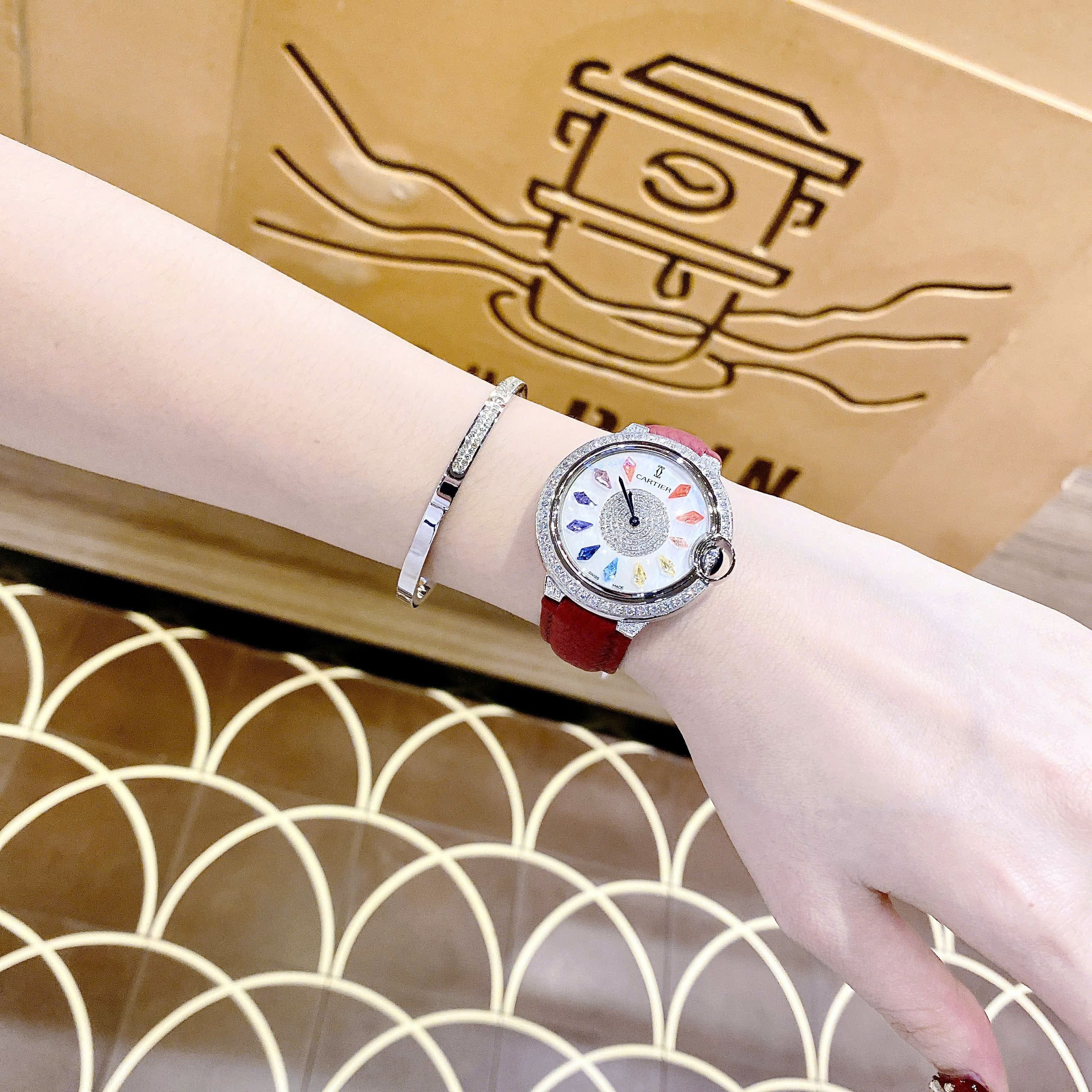 Đồng Hồ Cartier Ballon Bleu |Nữ Giới |Đính Pha Lê Nhiều Màu |Dây Da Đỏ |Máy Pin (Quartz) |Size 35mm |donghogiatot.vn