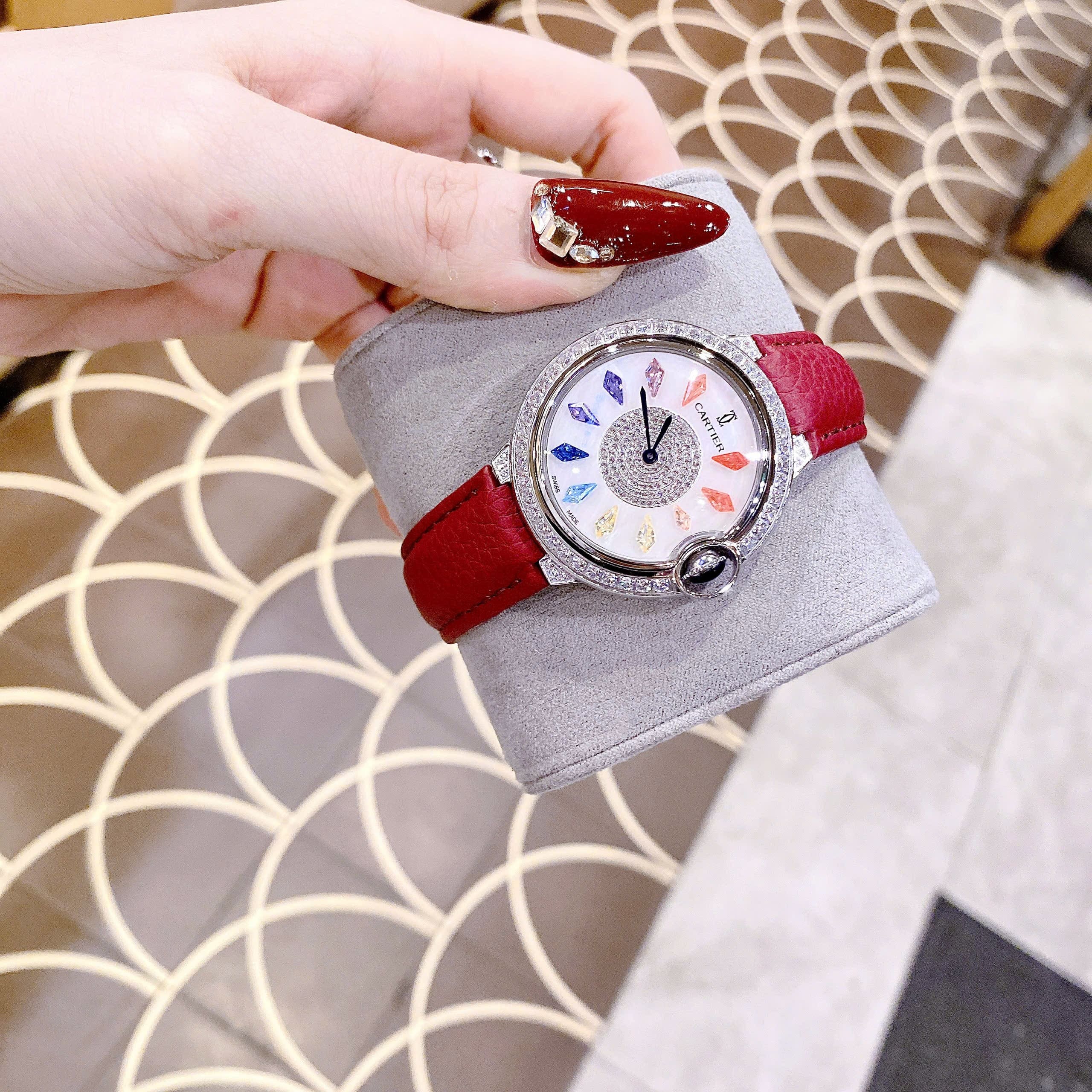 Đồng Hồ Cartier Ballon Bleu |Nữ Giới |Đính Pha Lê Nhiều Màu |Dây Da Đỏ |Máy Pin (Quartz) |Size 35mm |donghogiatot.vn